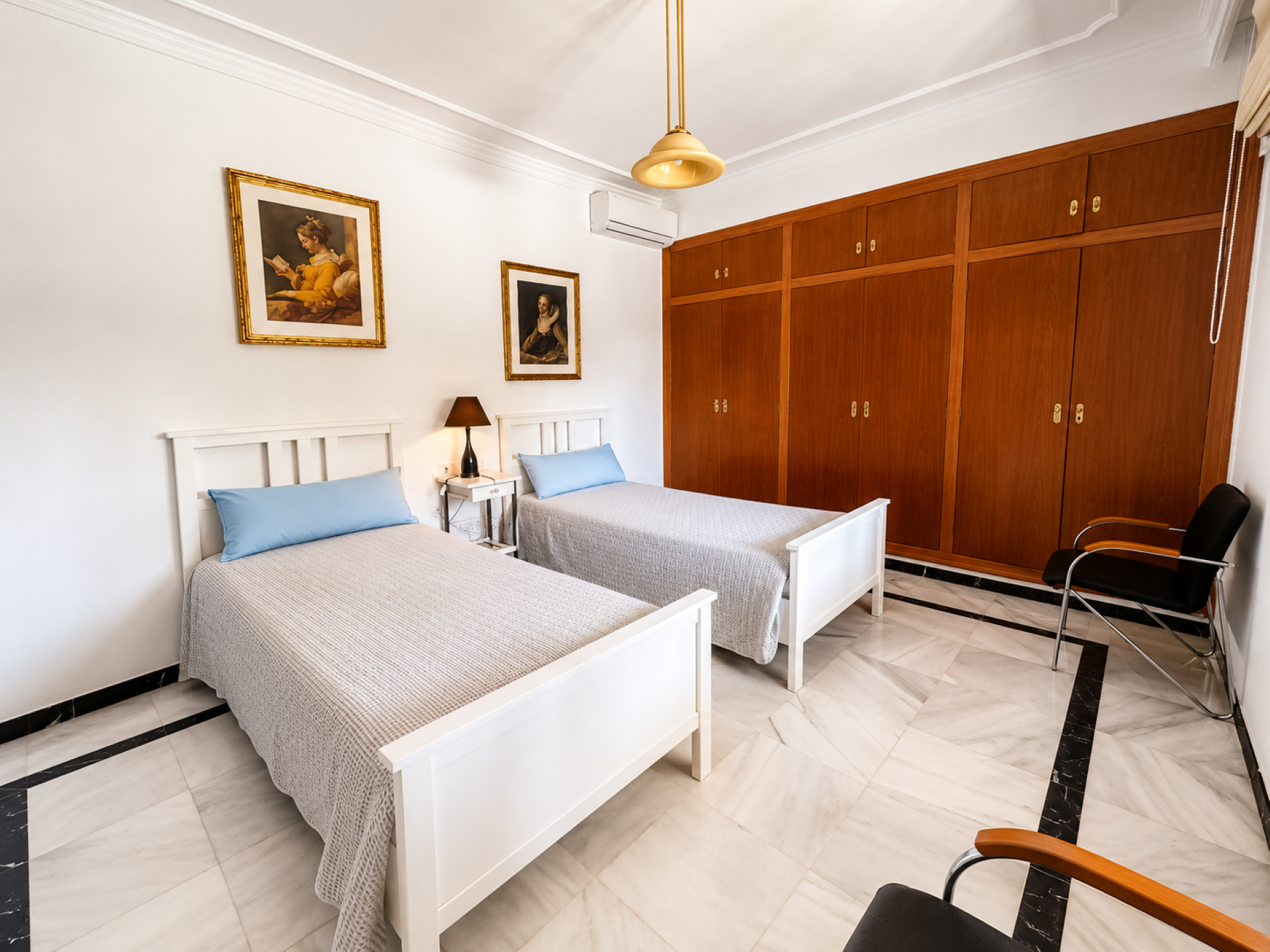 Villa en primera línea de golf en Guadalmina Alta.