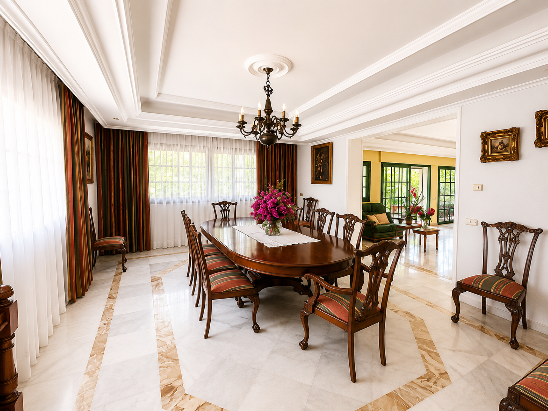 Villa en primera línea de golf en Guadalmina Alta.