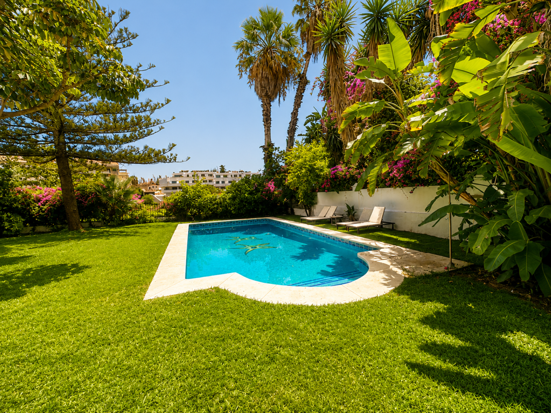 Villa en primera línea de golf en Guadalmina Alta.