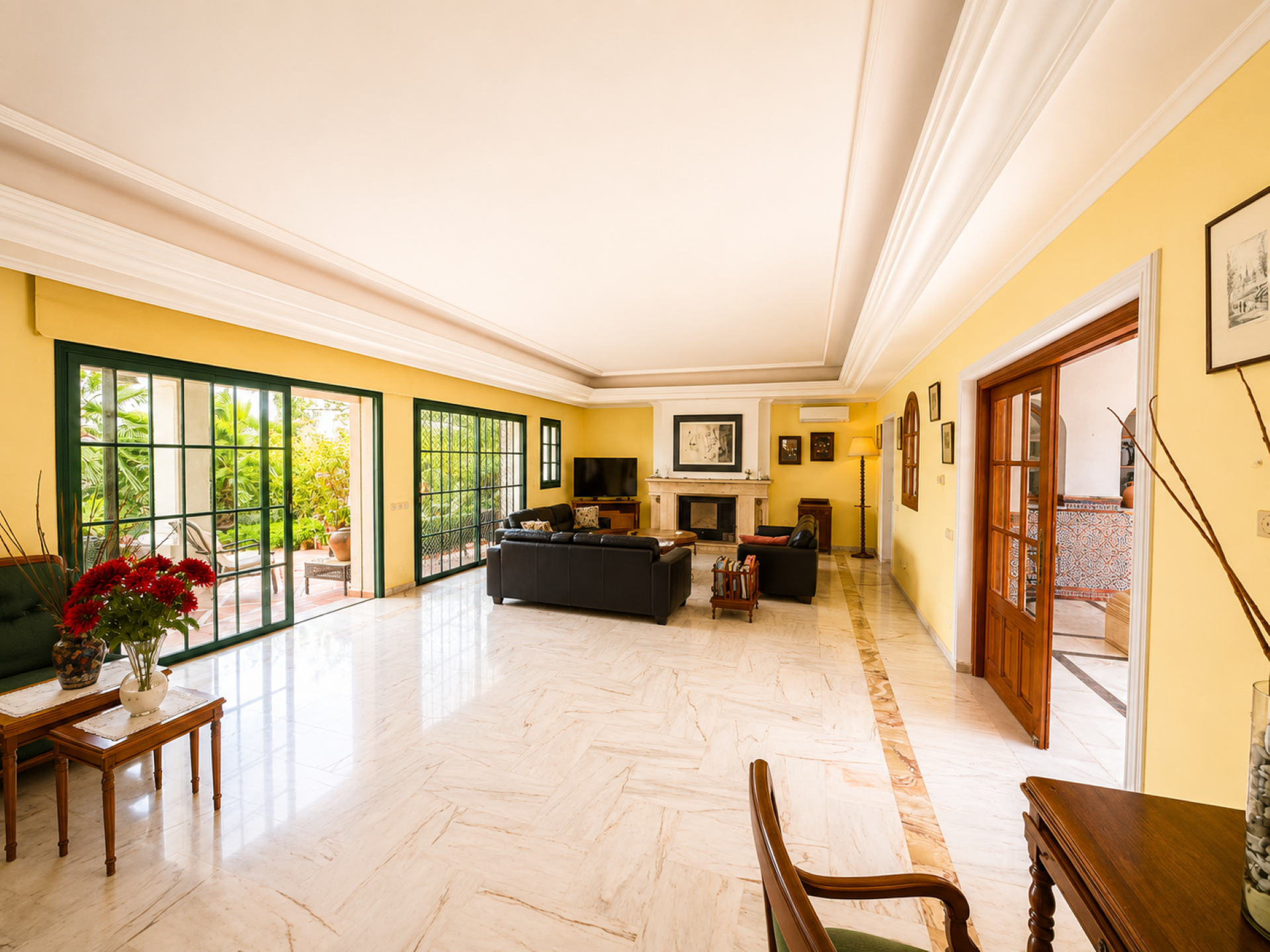 Villa en primera línea de golf en Guadalmina Alta.