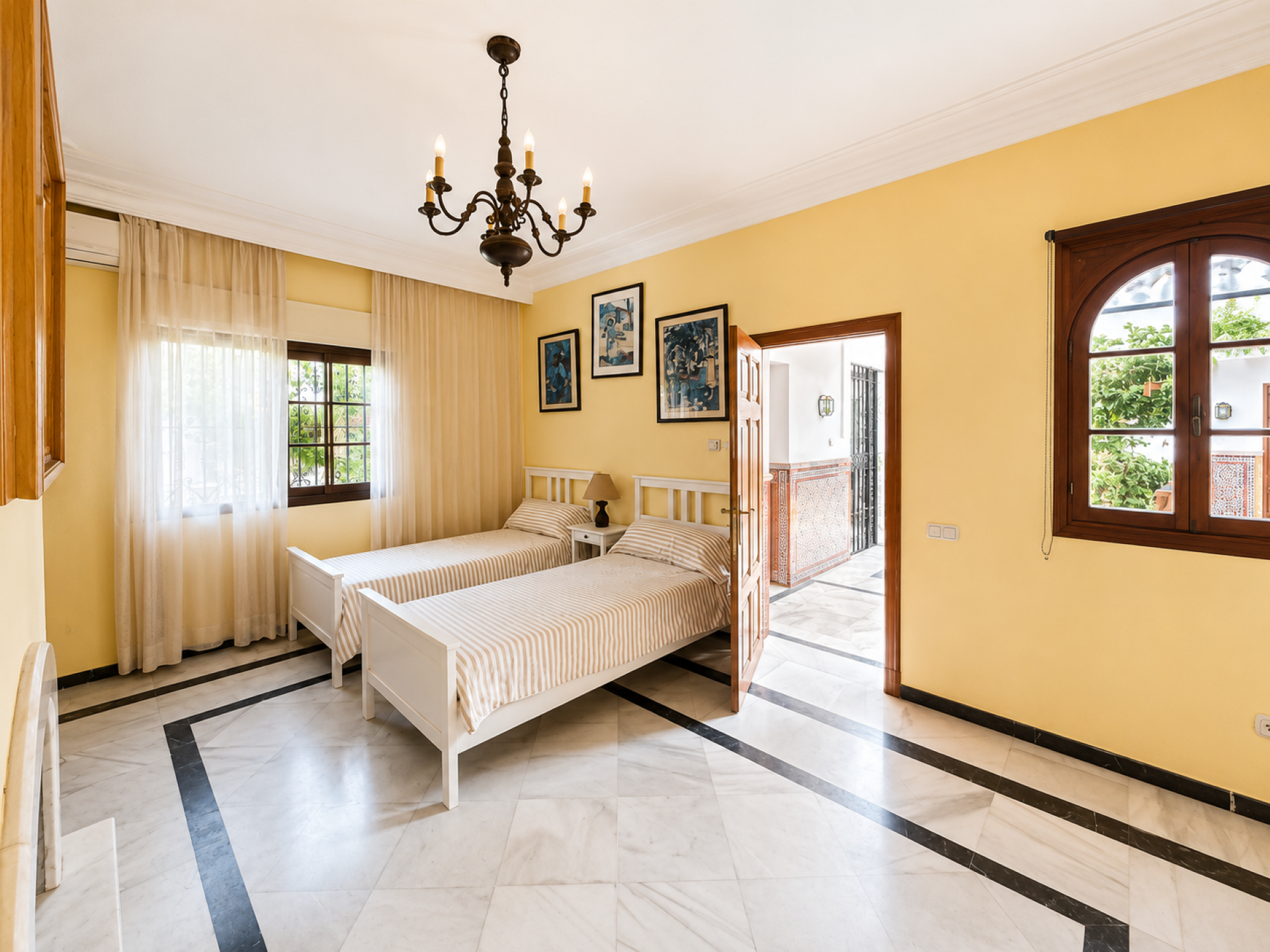 Villa en primera línea de golf en Guadalmina Alta.