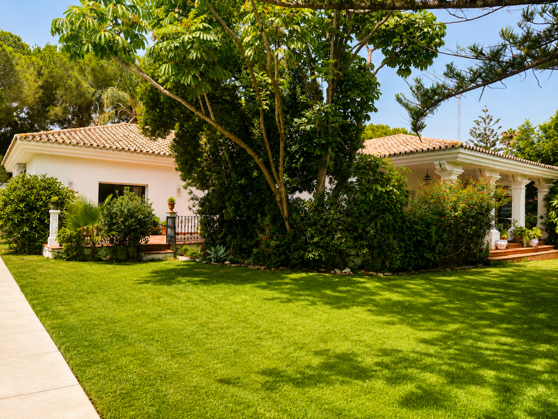 Villa en primera línea de golf en Guadalmina Alta.