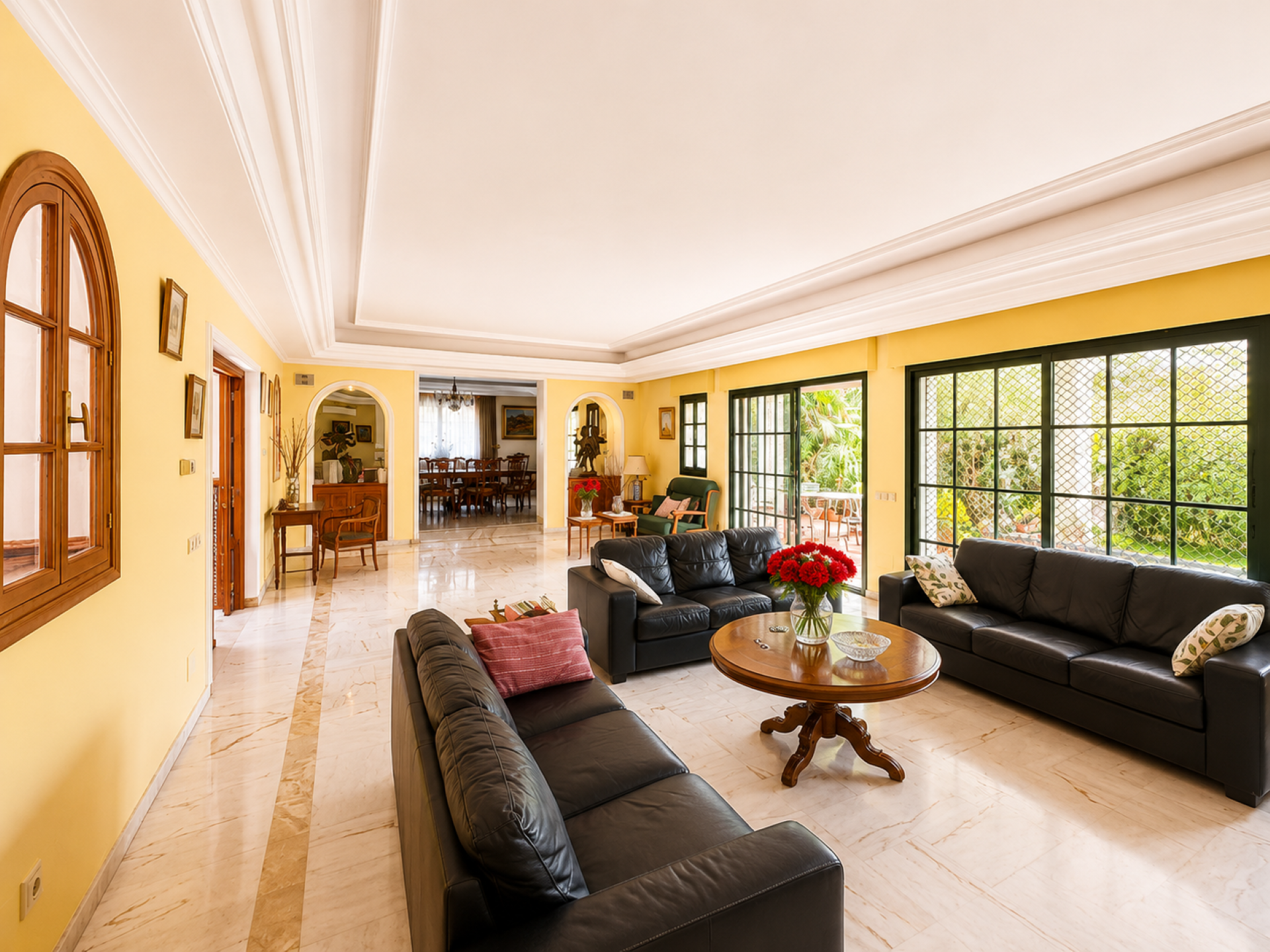 Villa en primera línea de golf en Guadalmina Alta.