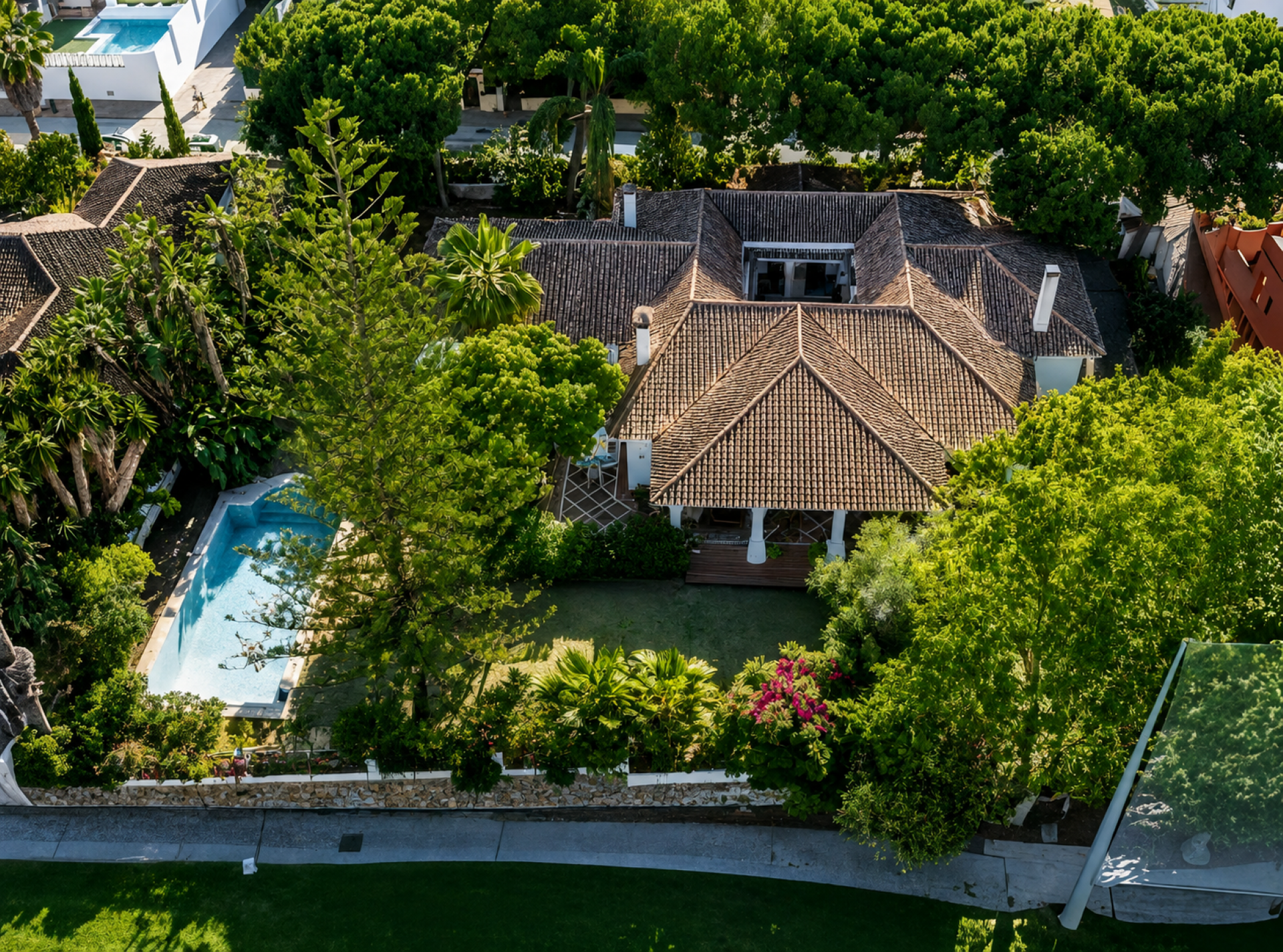 Villa en primera línea de golf en Guadalmina Alta.