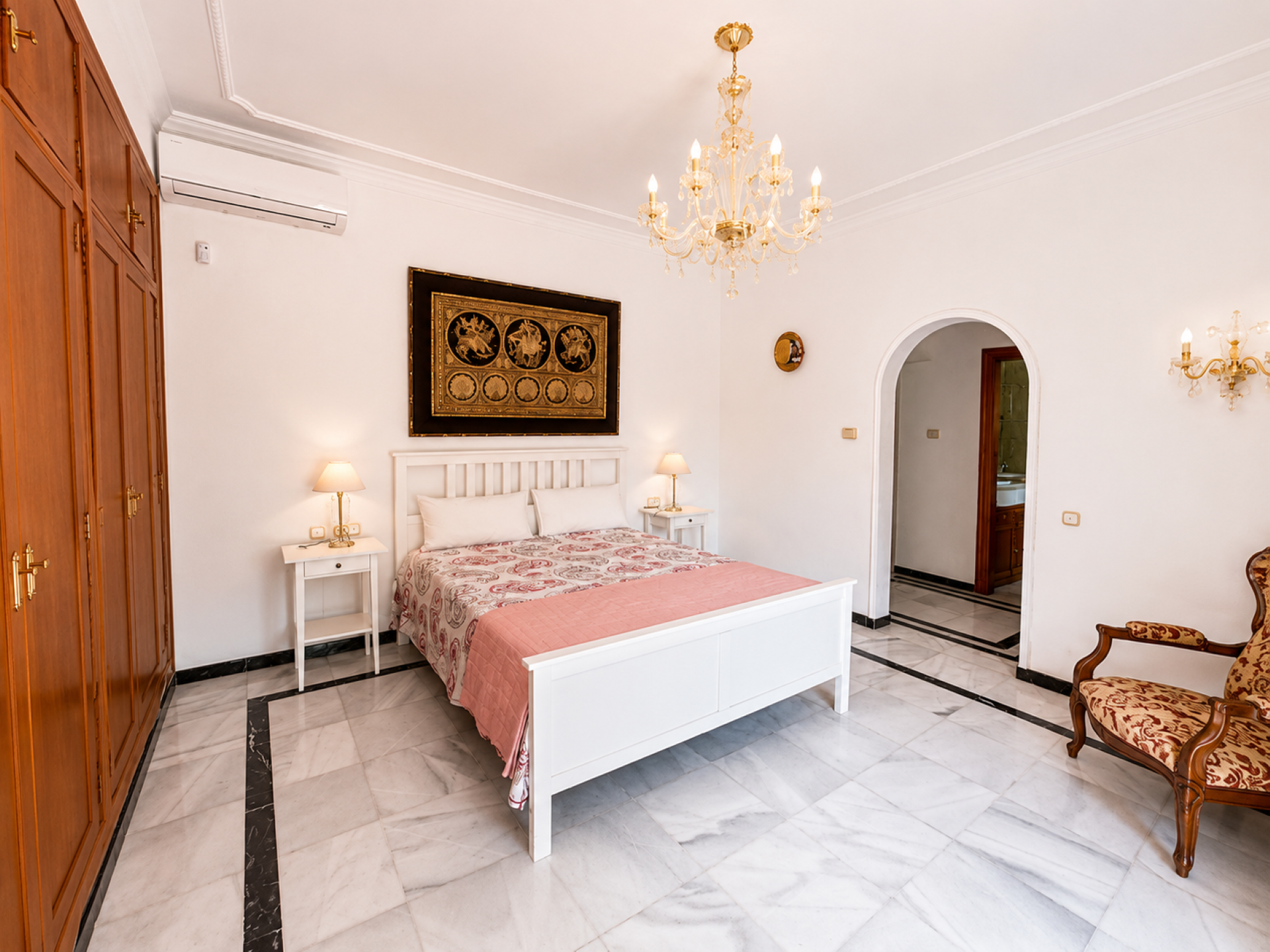 Villa en primera línea de golf en Guadalmina Alta.