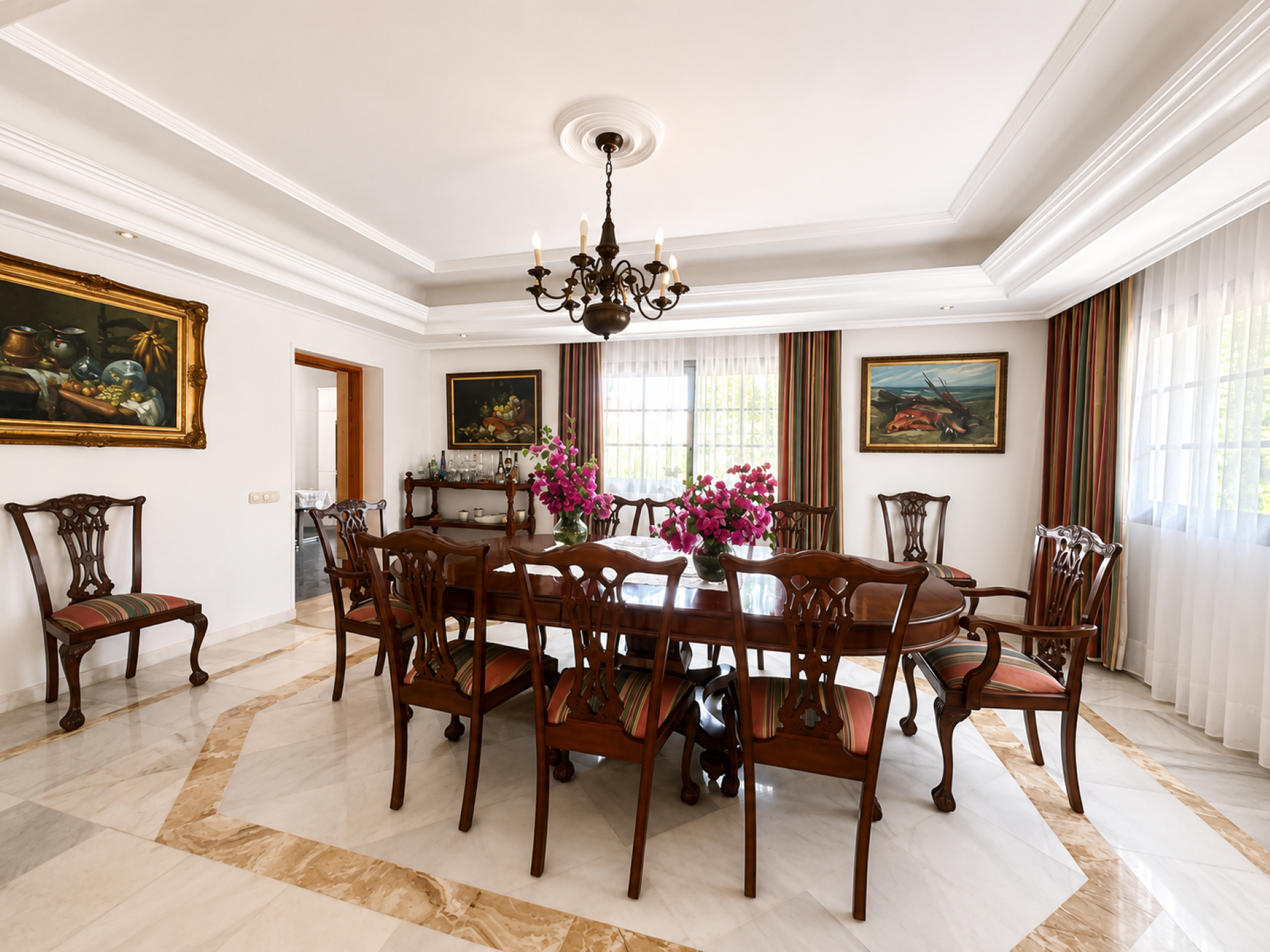 Villa en primera línea de golf en Guadalmina Alta.