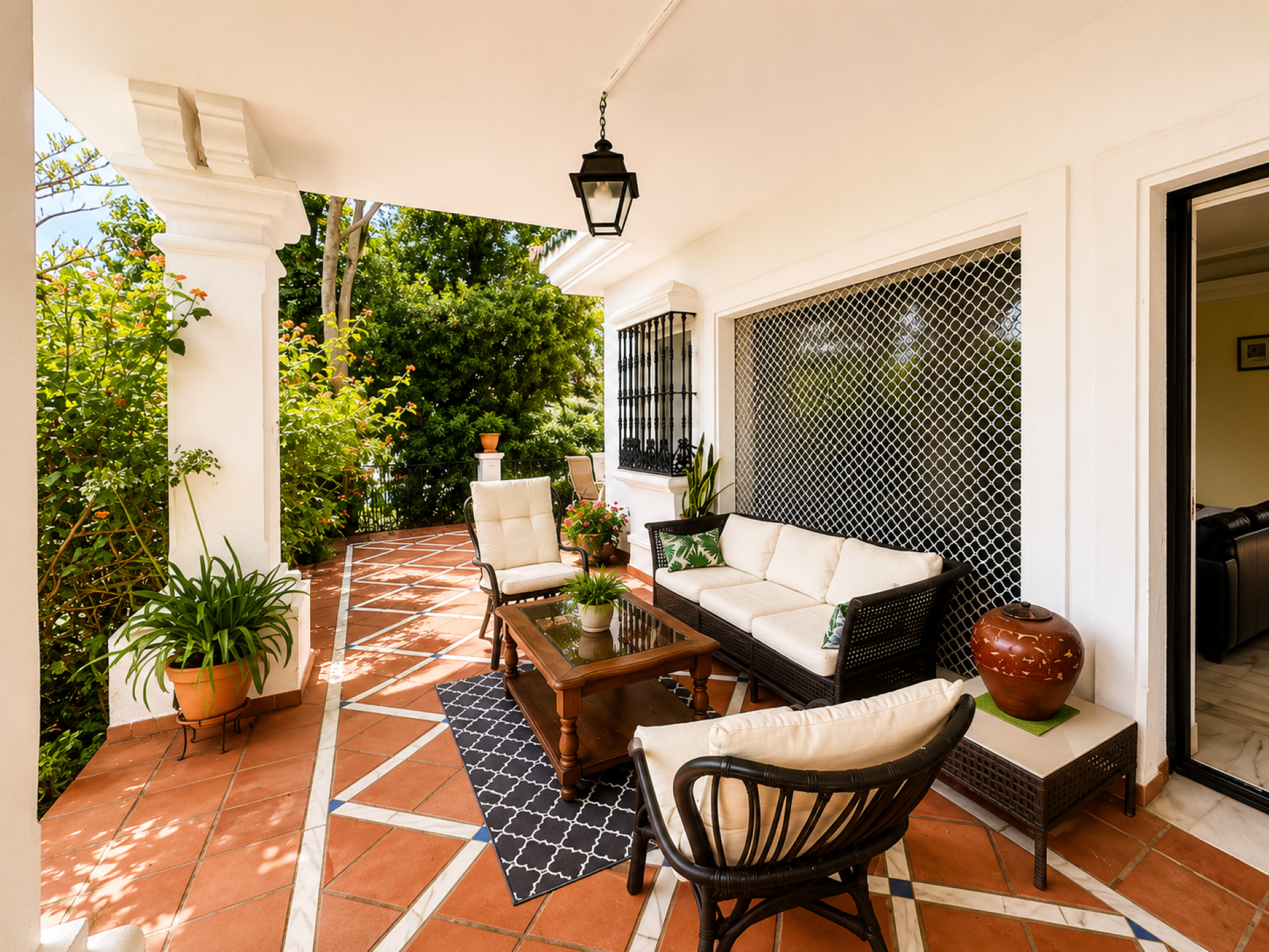 Villa en primera línea de golf en Guadalmina Alta.