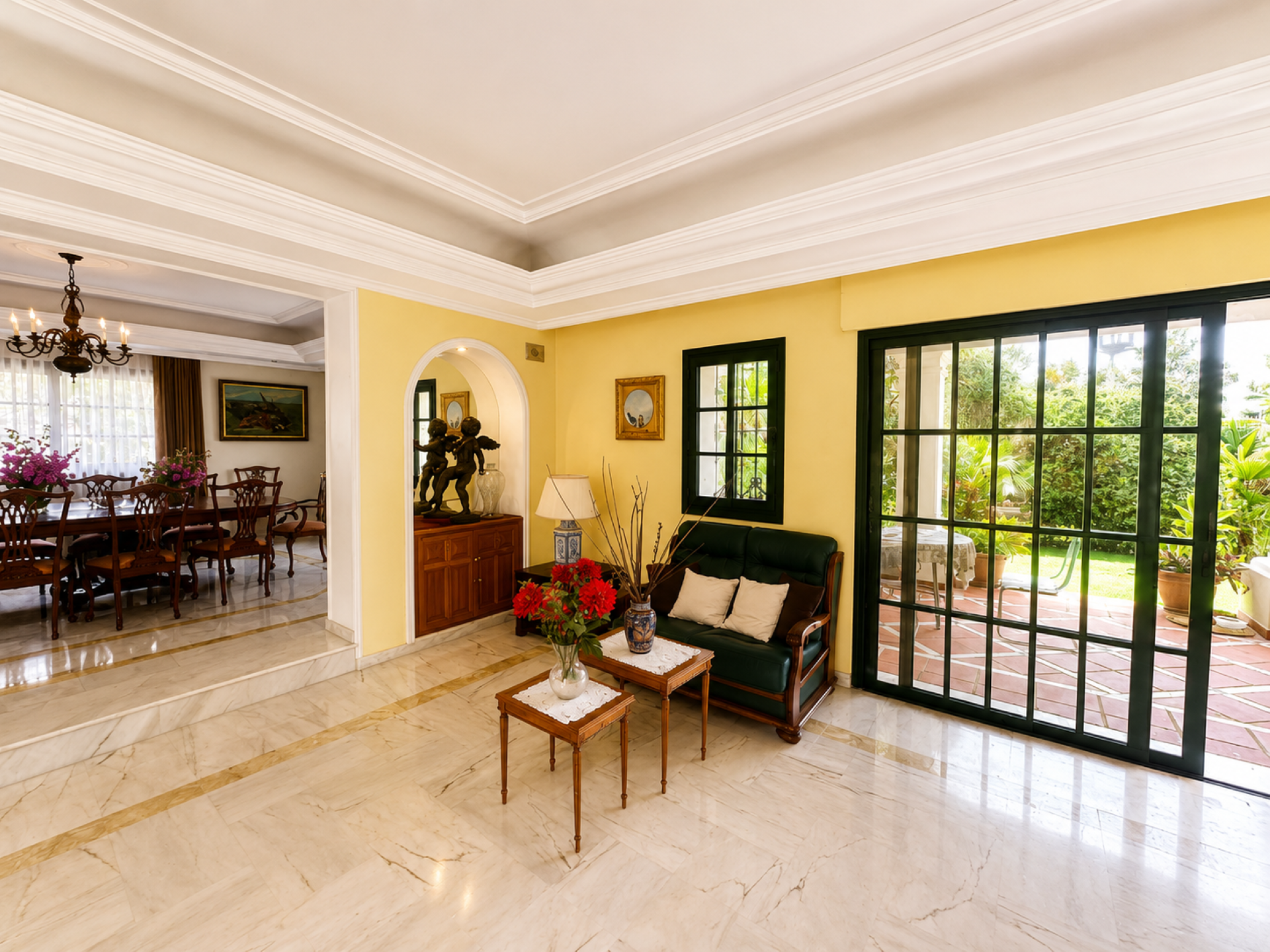Villa en primera línea de golf en Guadalmina Alta.