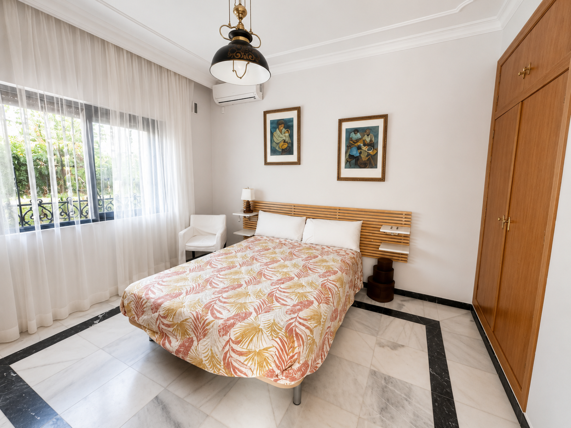 Villa en primera línea de golf en Guadalmina Alta.