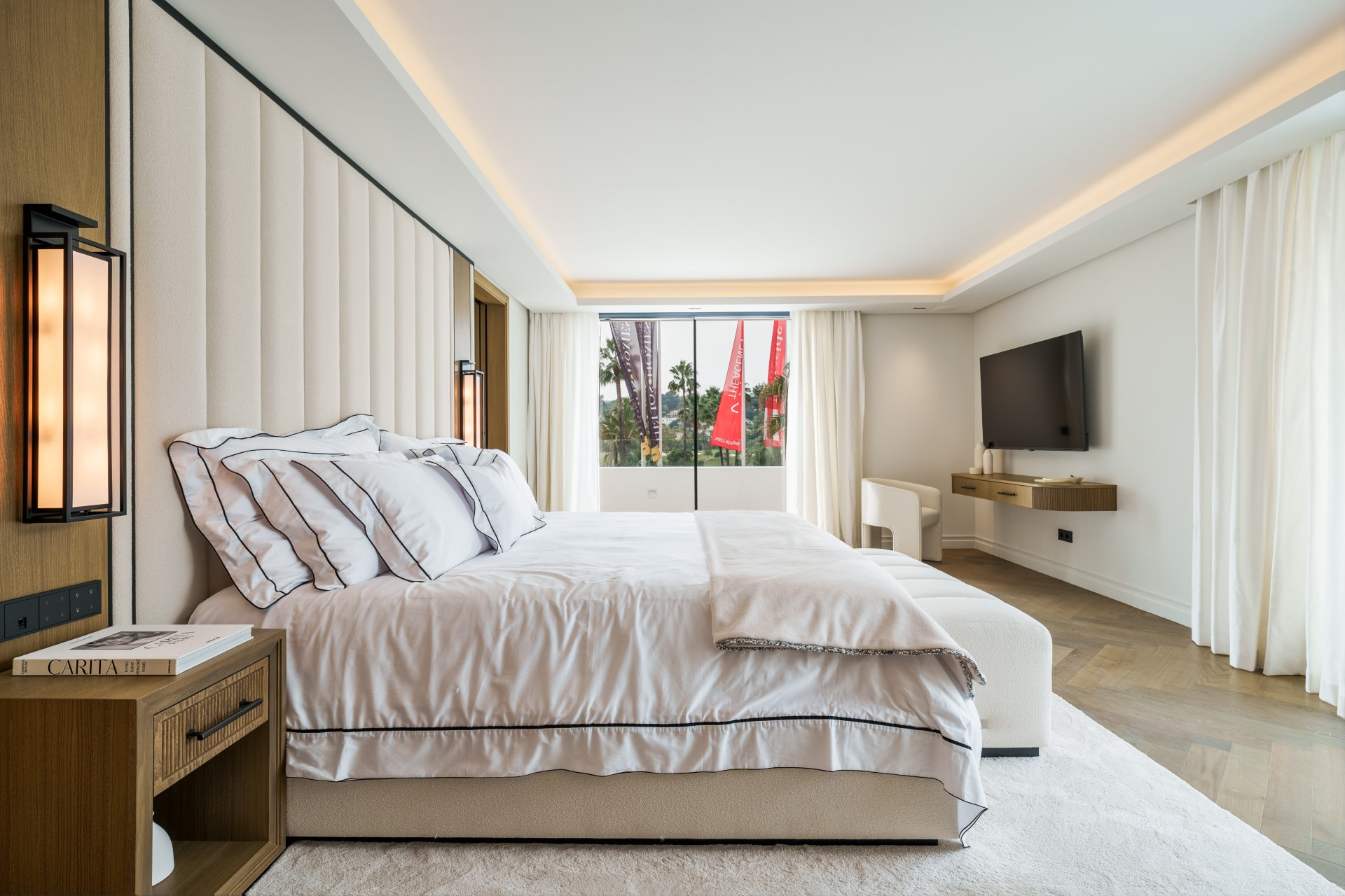 Luxury 5 bedroom family villa, second line golf in Aloha, Nueva Andalucia