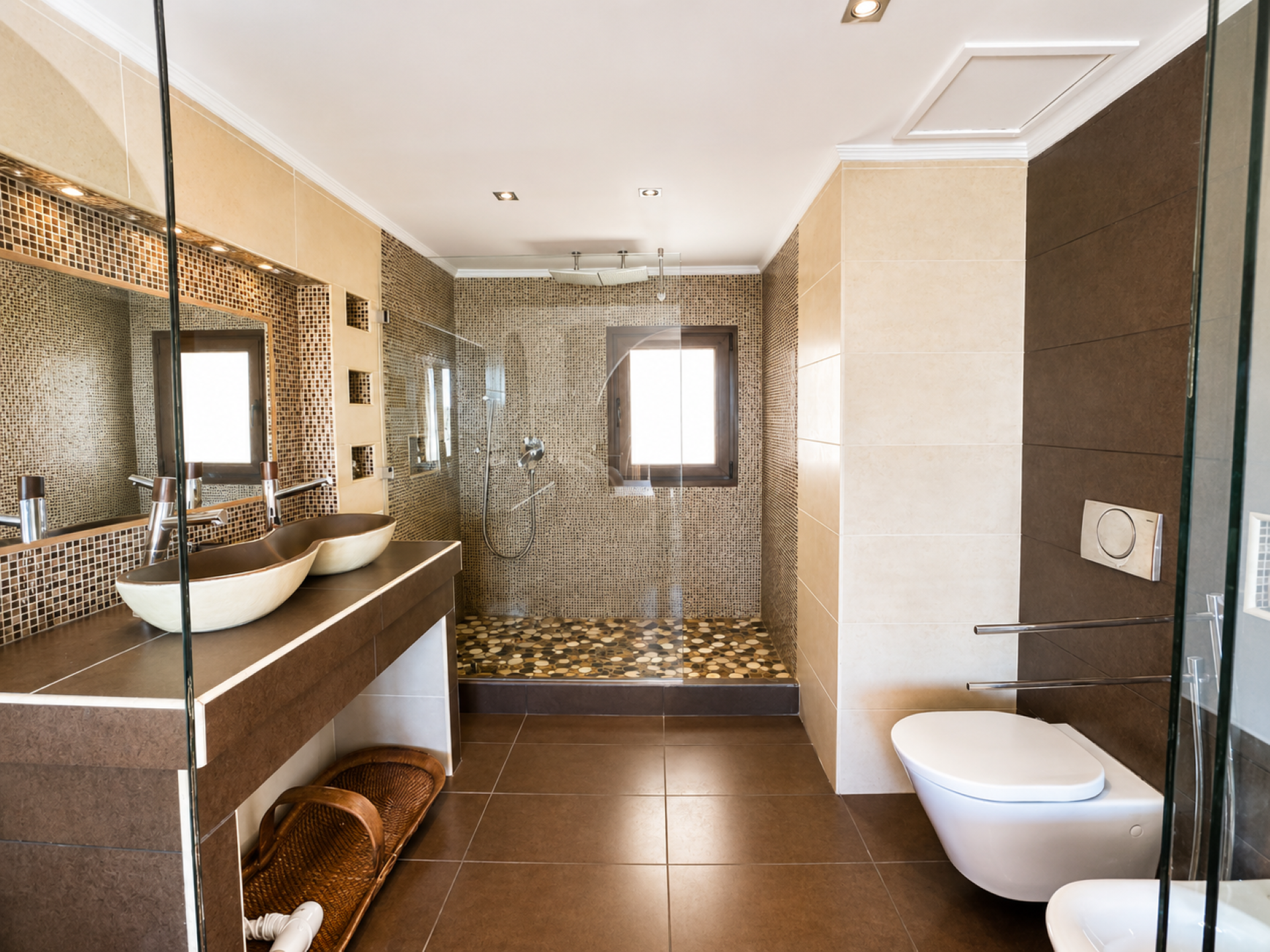 Recently refurbished three-bedroom villa with private pool and garden on Marbella Golden Mile.