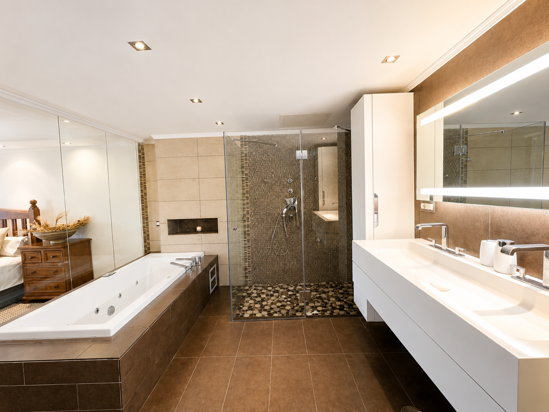 Recently refurbished three-bedroom villa with private pool and garden on Marbella Golden Mile.
