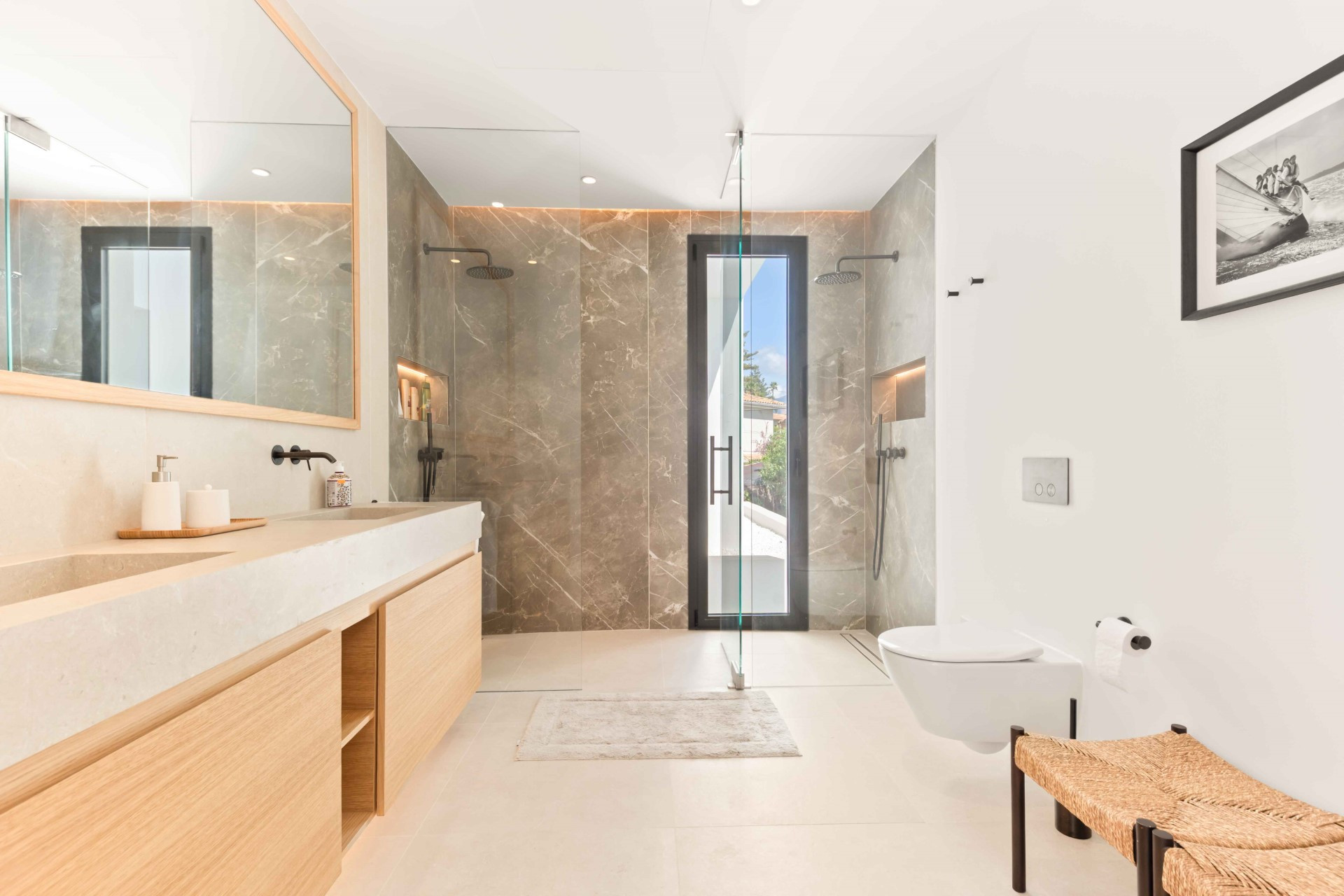 Brand new 5 bedroom villa in a gated community in San Pedro de Alcántara