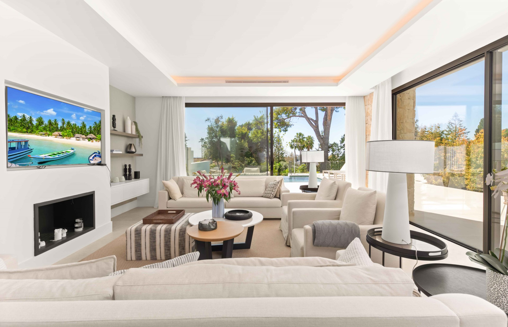 Brand new 5 bedroom villa in a gated community in San Pedro de Alcántara