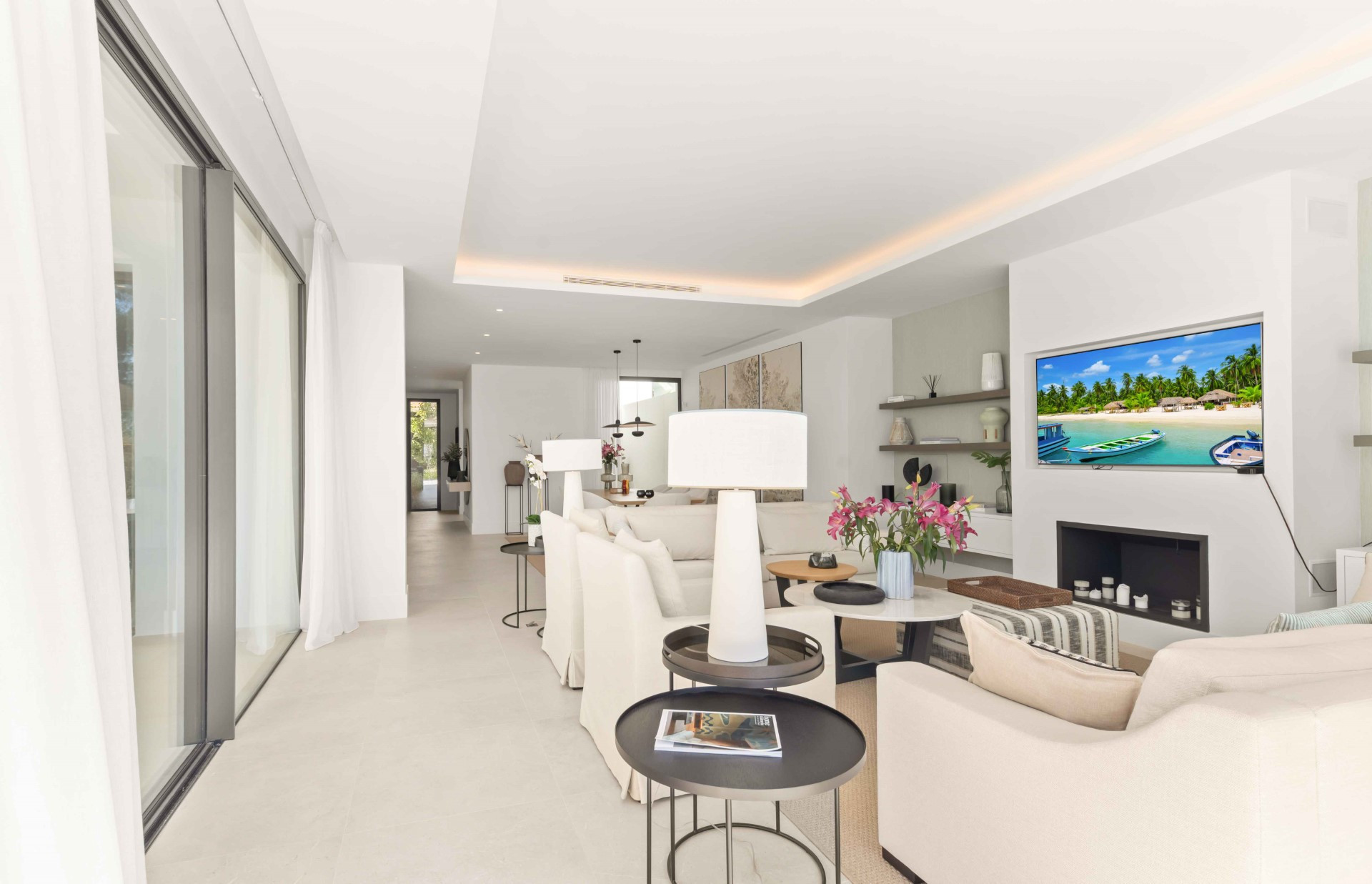 Brand new 5 bedroom villa in a gated community in San Pedro de Alcántara