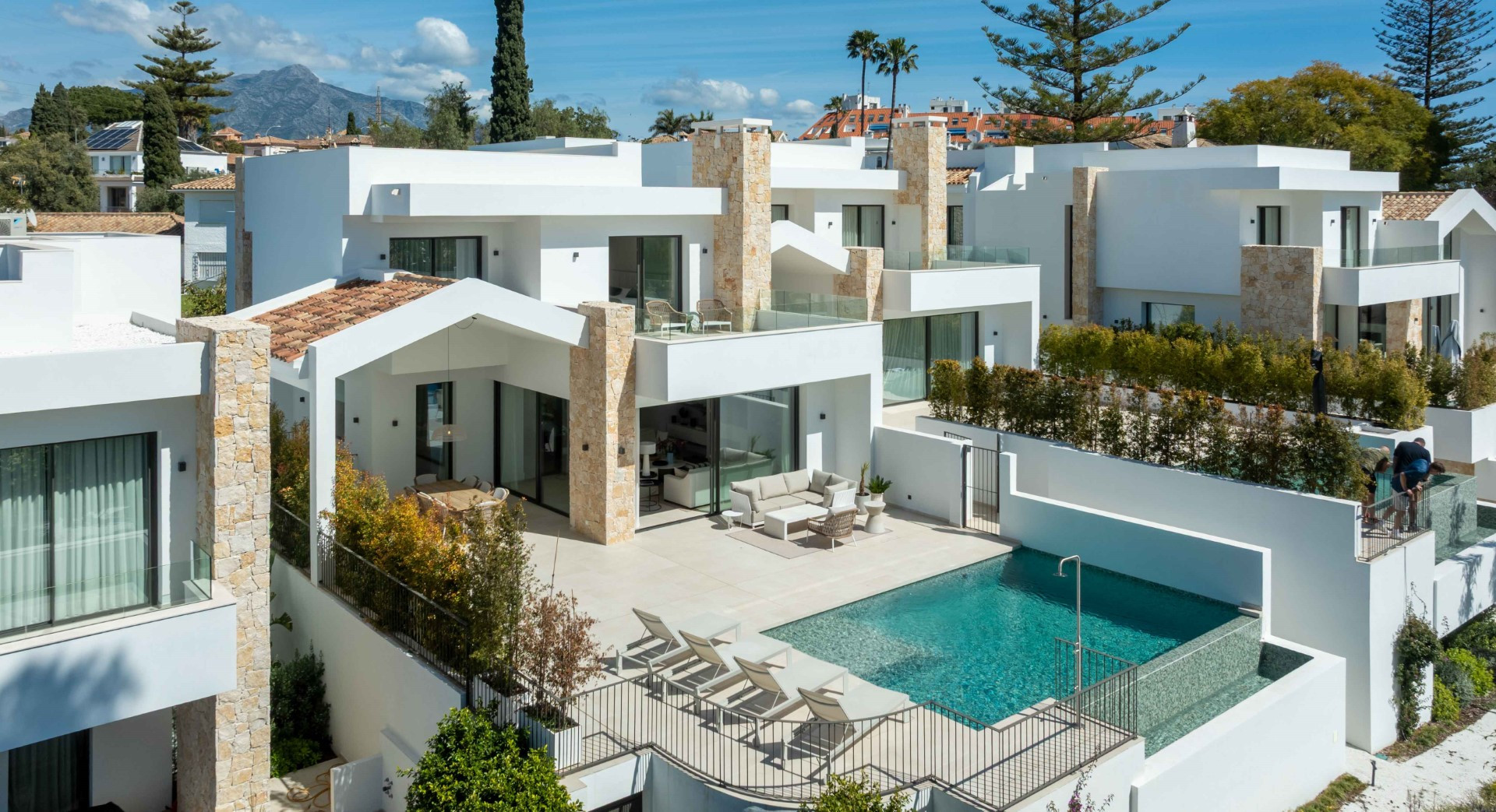 Brand new 5 bedroom villa in a gated community in San Pedro de Alcántara