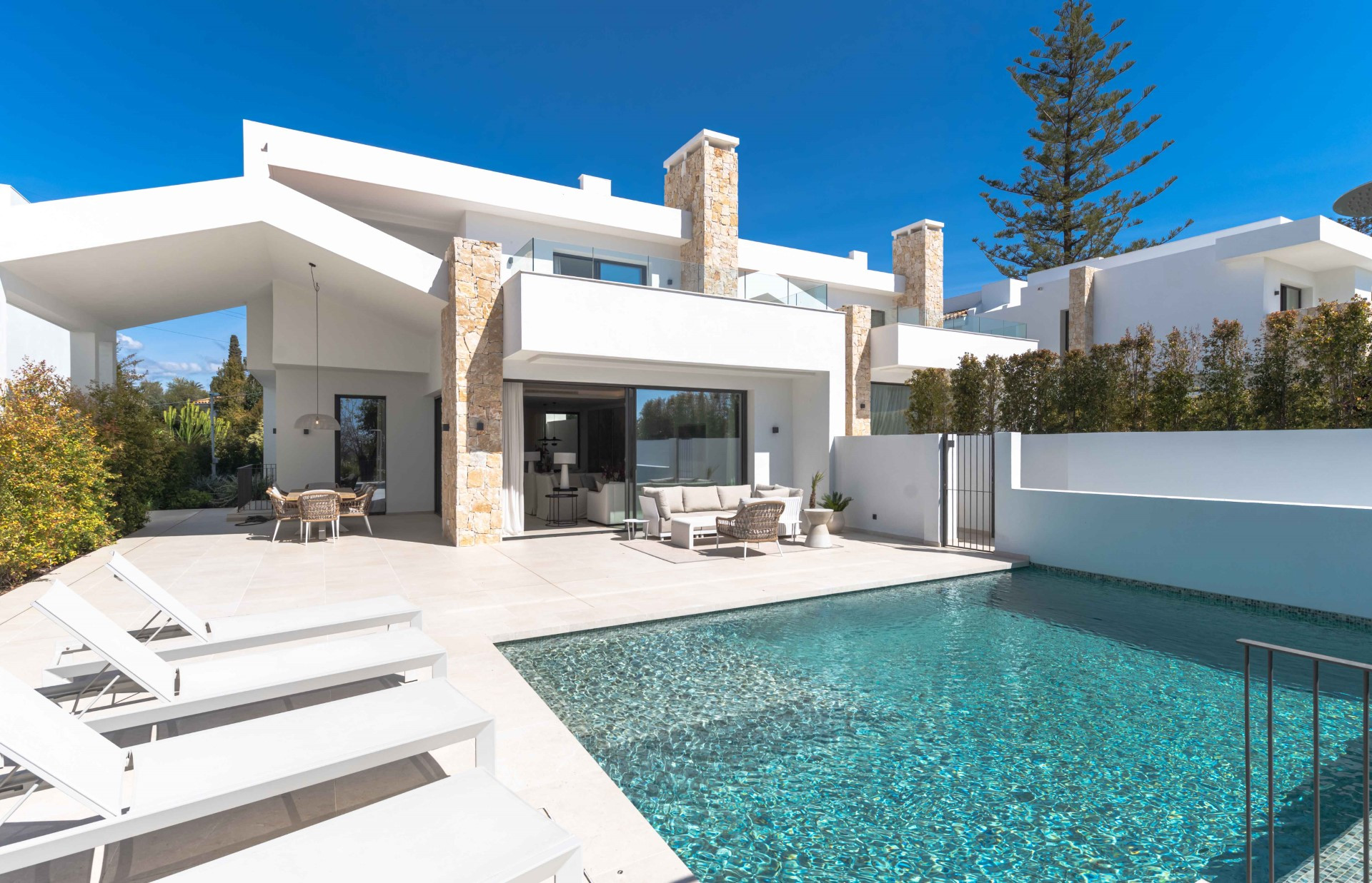 Brand new 5 bedroom villa in a gated community in San Pedro de Alcántara