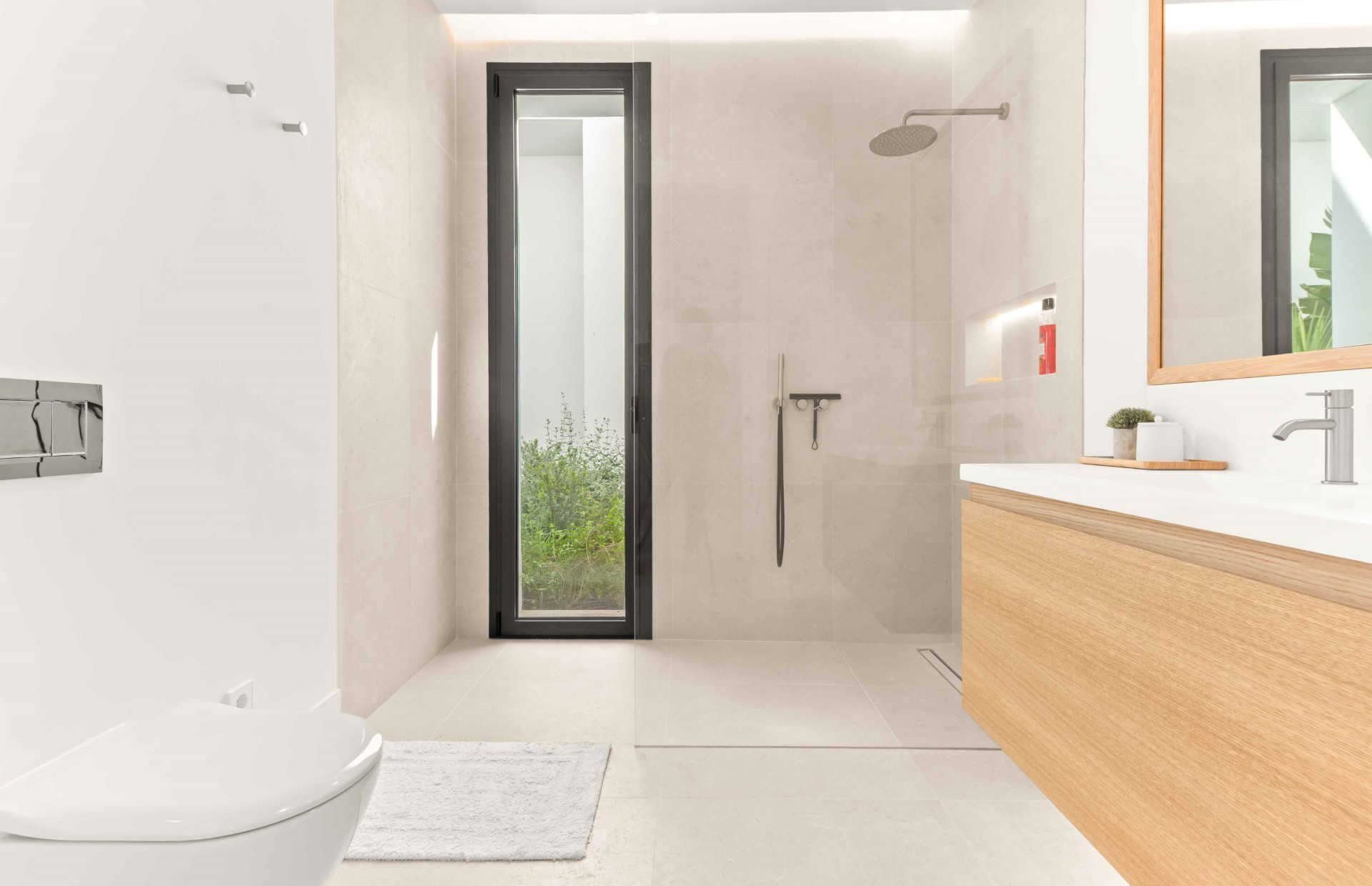 Brand new 5 bedroom villa in a gated community in San Pedro de Alcántara