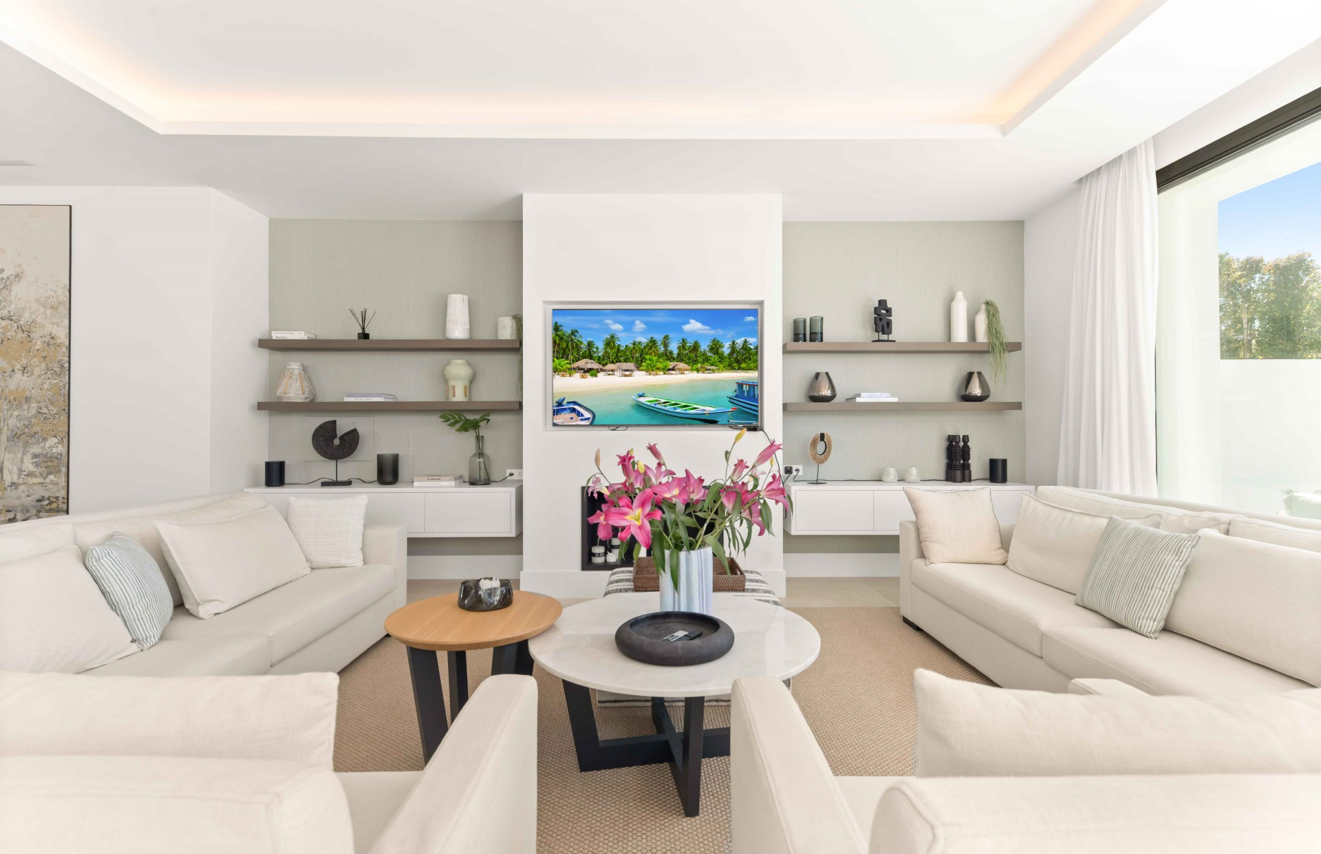 Brand new 5 bedroom villa in a gated community in San Pedro de Alcántara