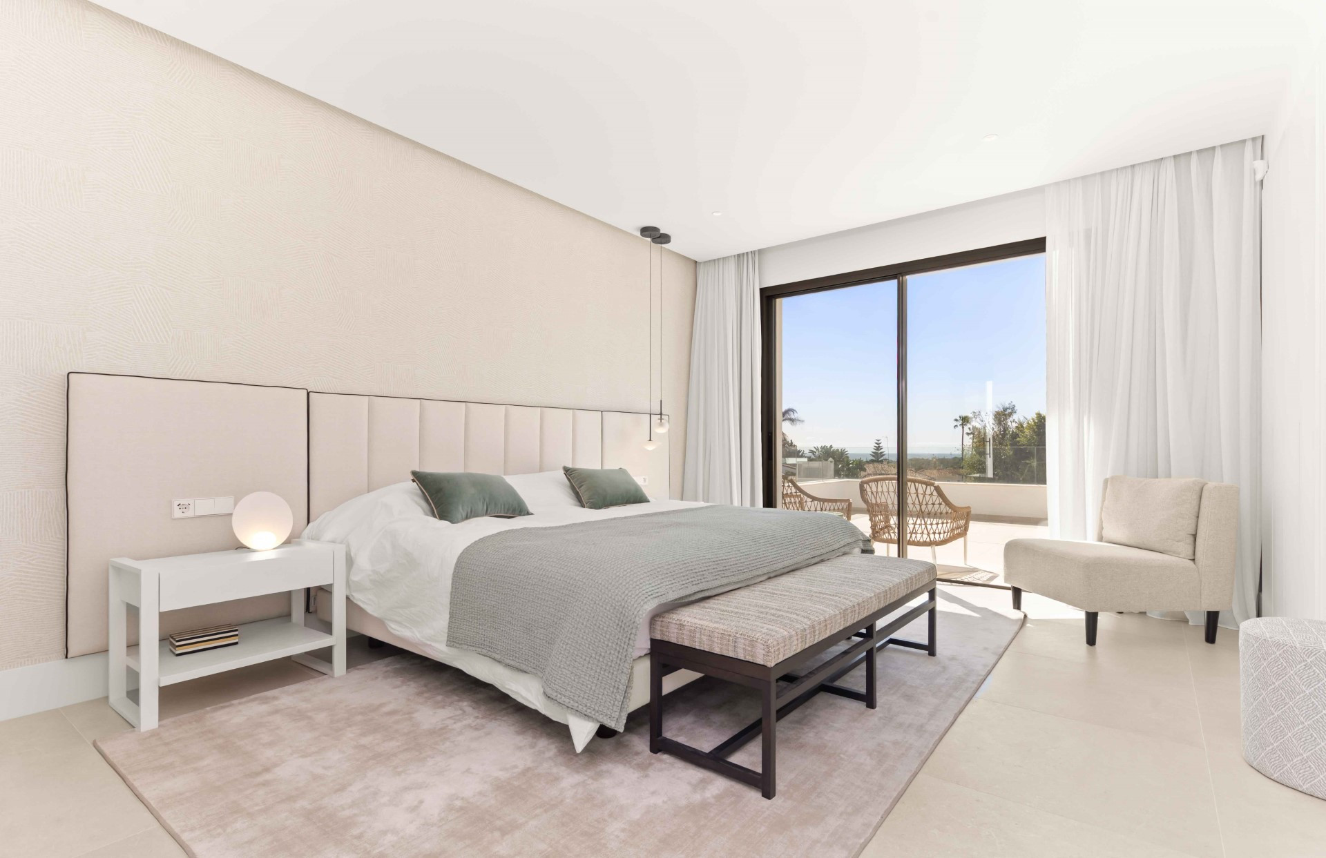 Brand new 5 bedroom villa in a gated community in San Pedro de Alcántara