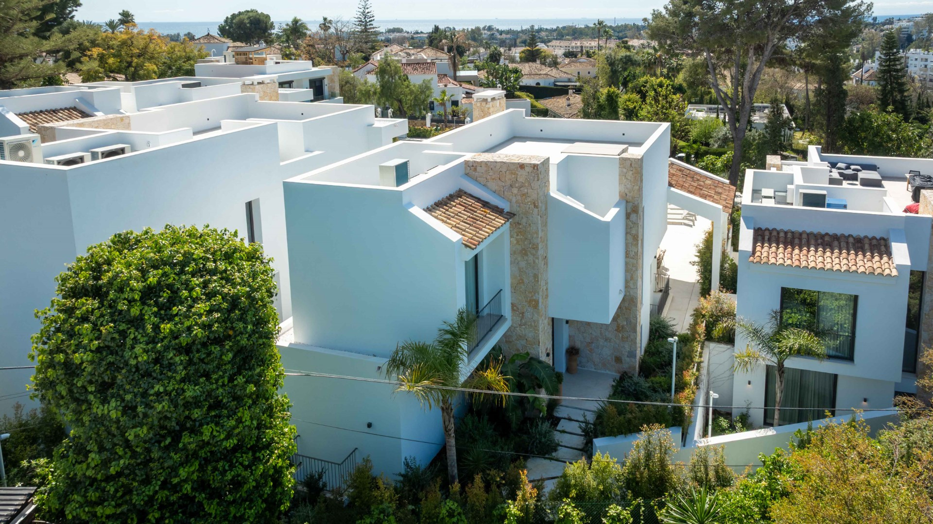 Brand new 5 bedroom villa in a gated community in San Pedro de Alcántara