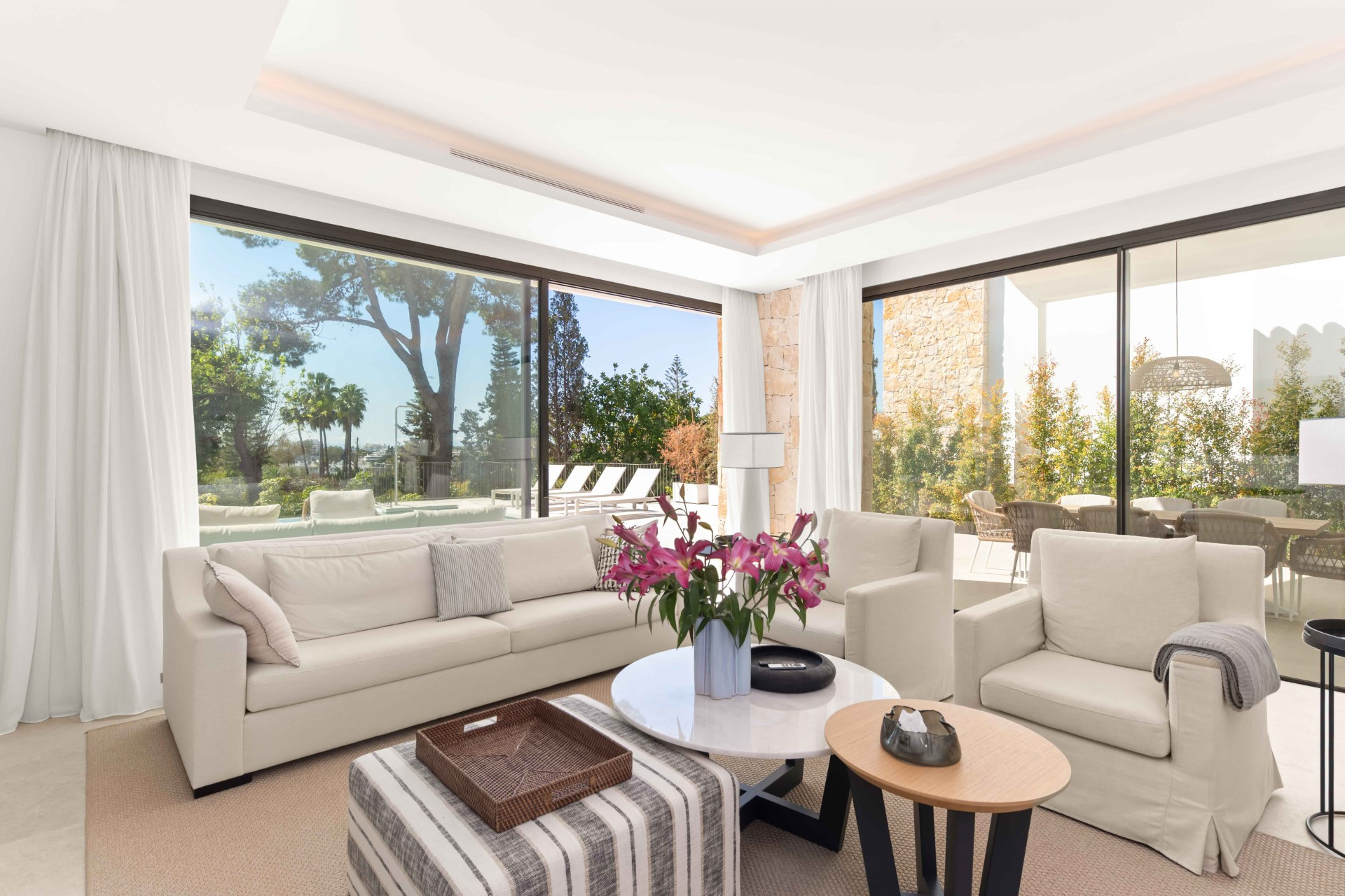 Brand new 5 bedroom villa in a gated community in San Pedro de Alcántara