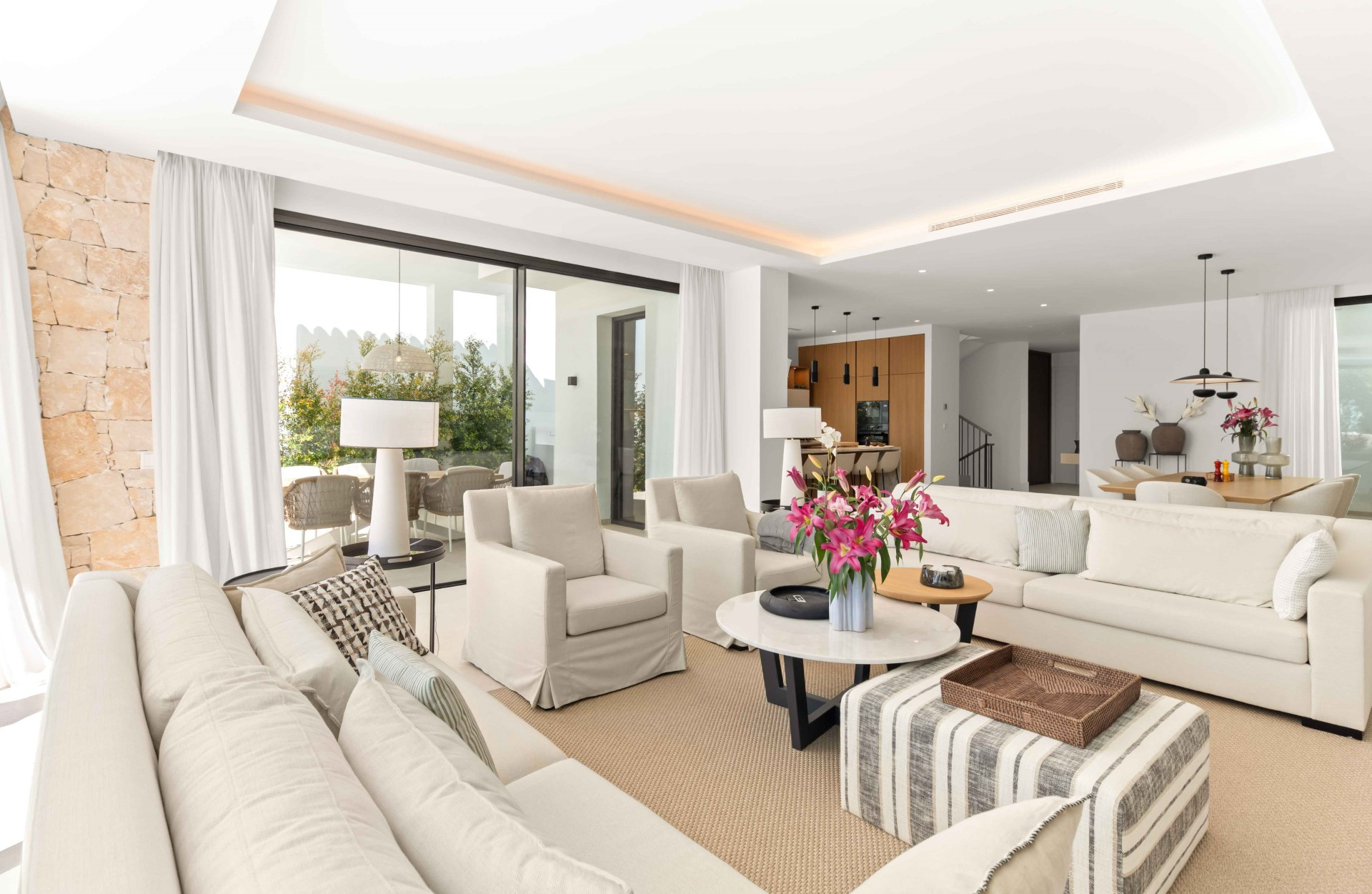 Brand new 5 bedroom villa in a gated community in San Pedro de Alcántara