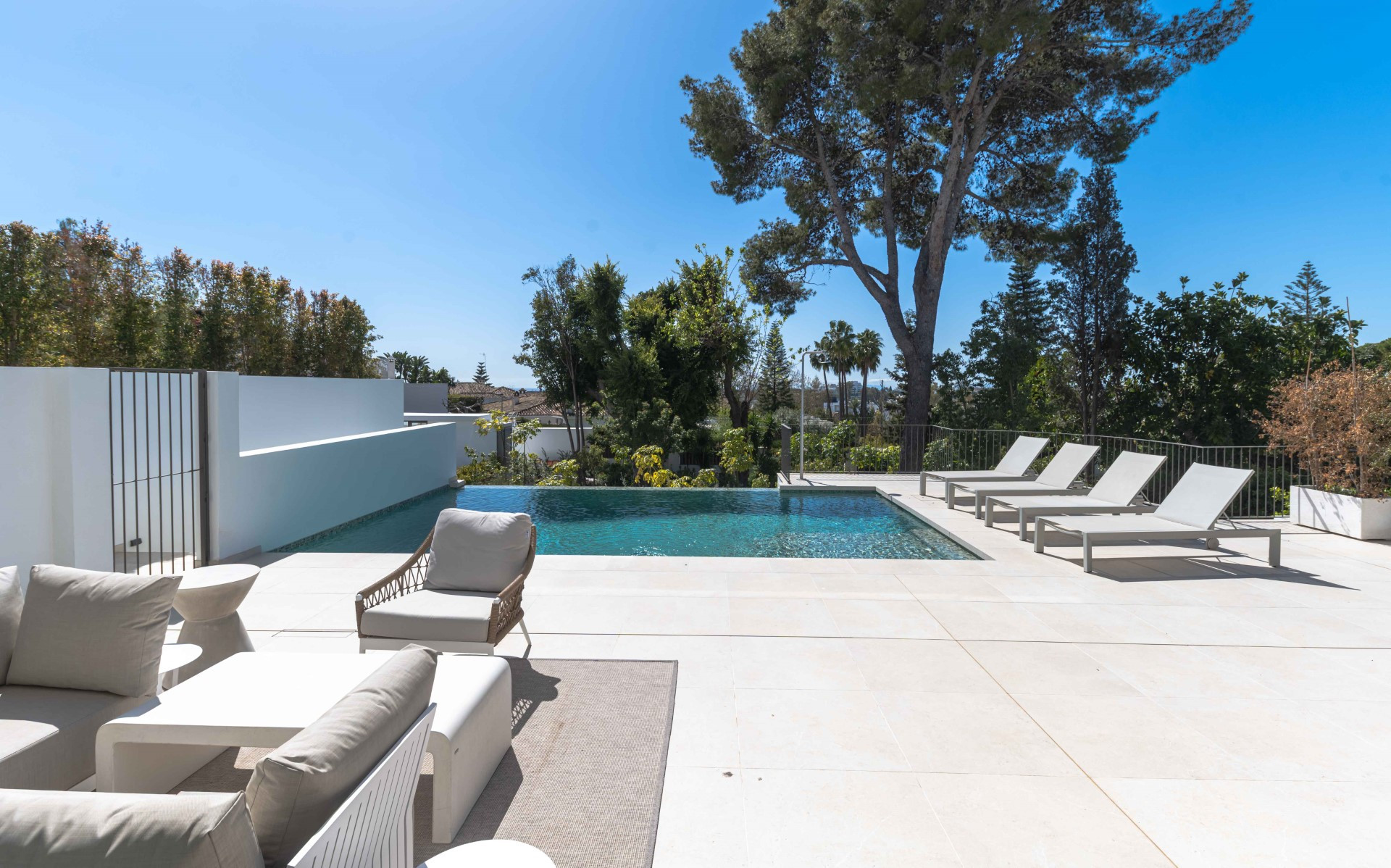 Brand new 5 bedroom villa in a gated community in San Pedro de Alcántara