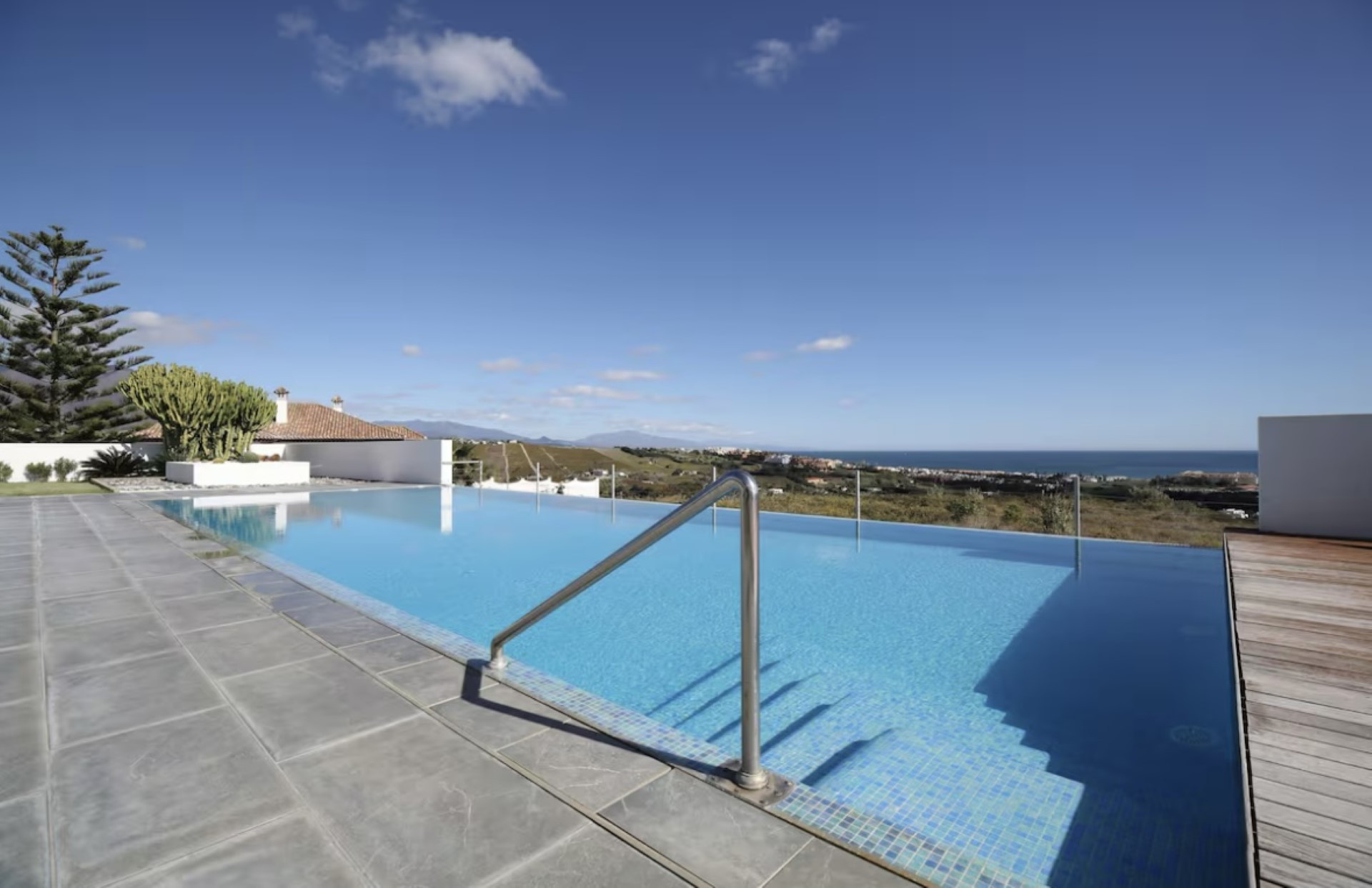 Exceptional villa with seperate apartment, on a unique plot in Manilva with panoramic views