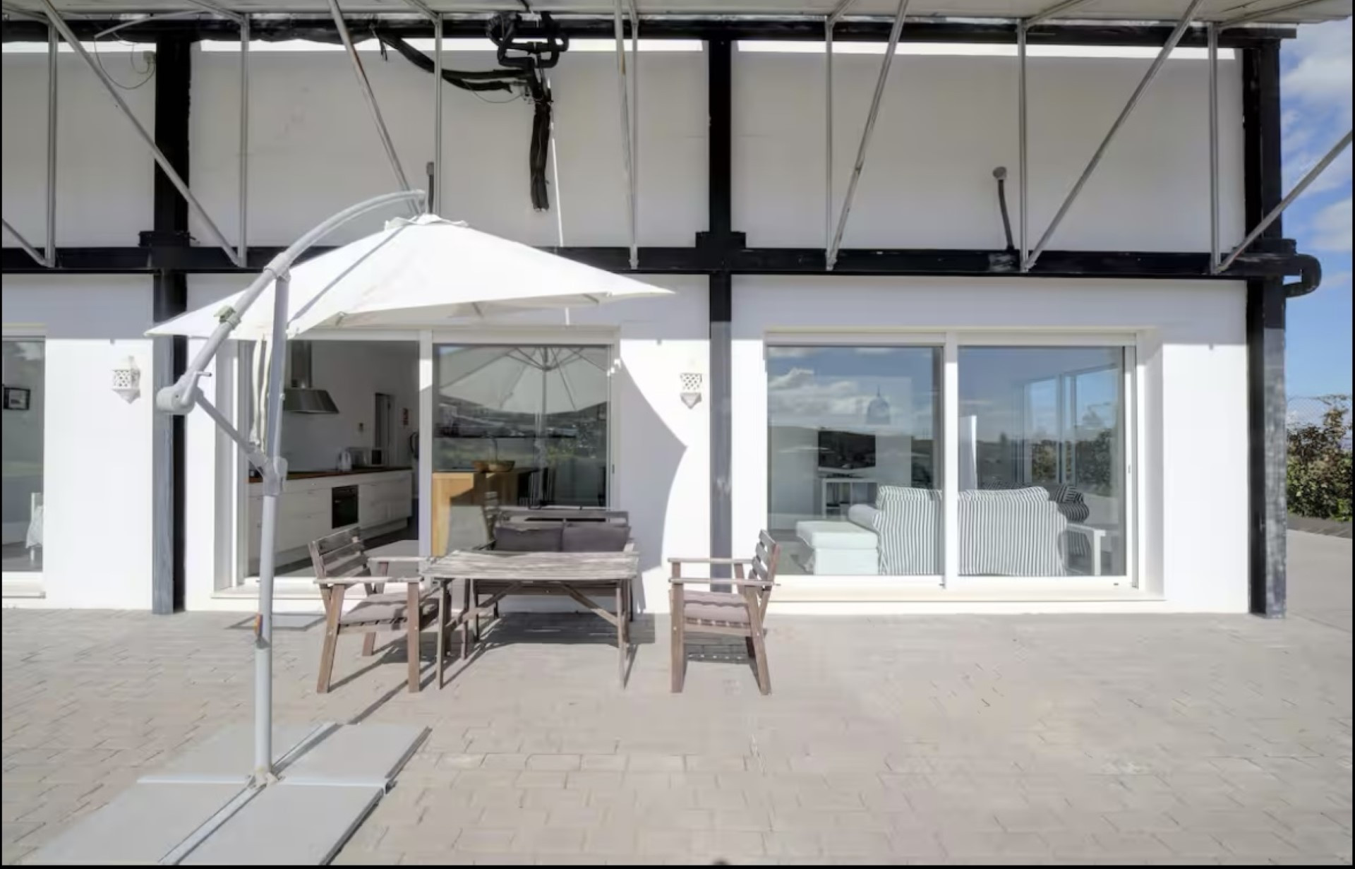 Exceptional villa with seperate apartment, on a unique plot in Manilva with panoramic views