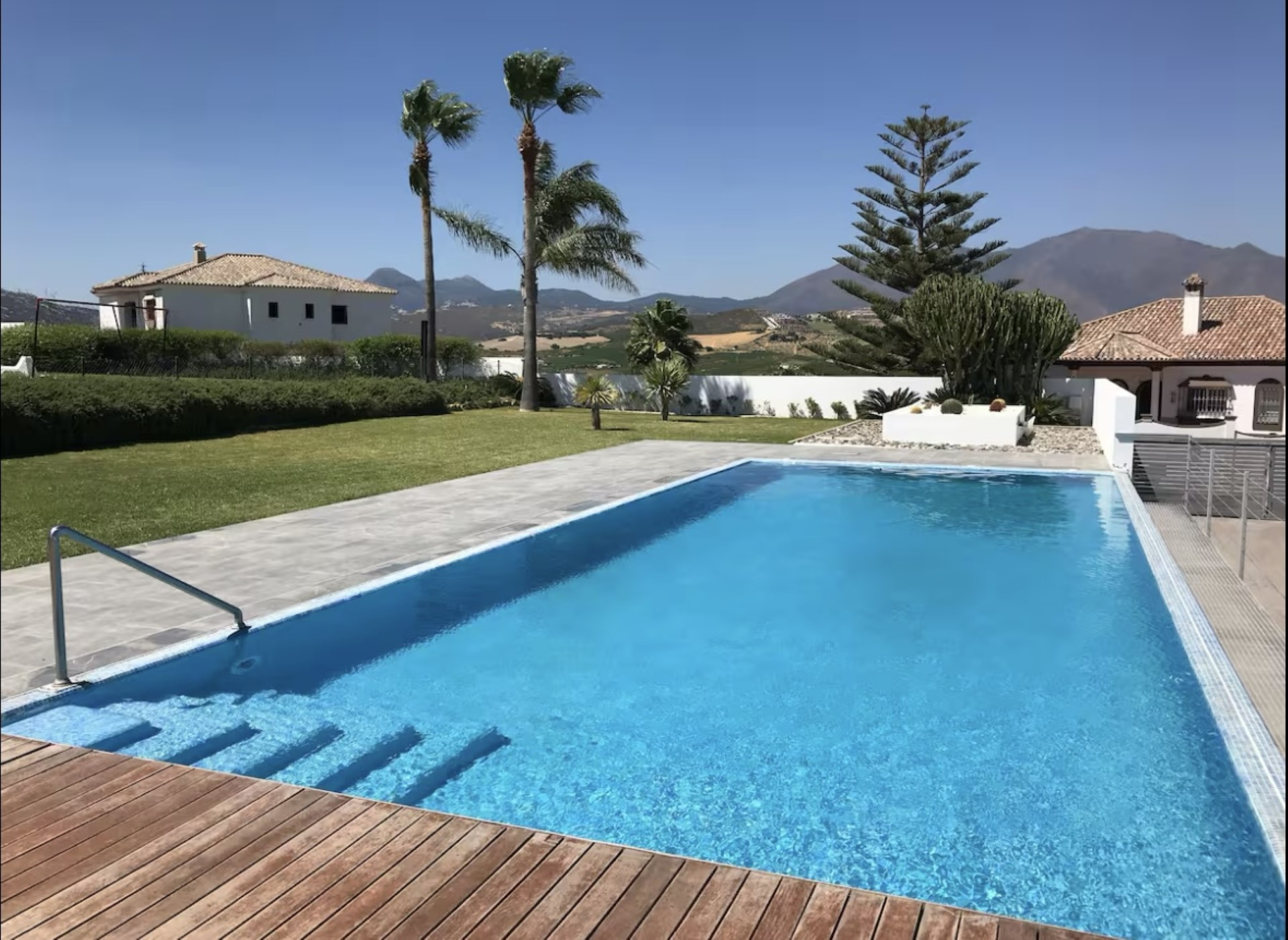 Exceptional villa with seperate apartment, on a unique plot in Manilva with panoramic views