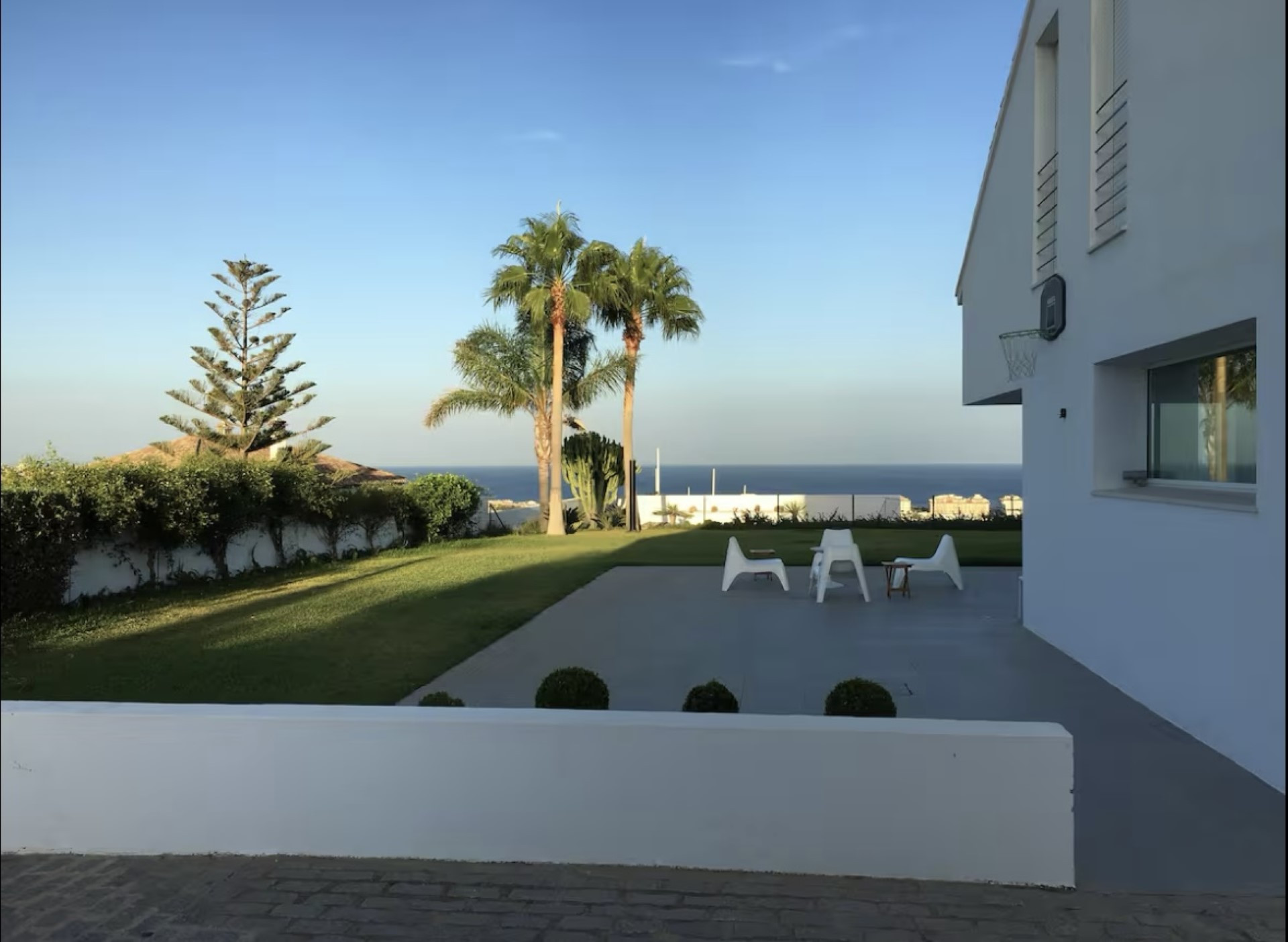 Exceptional villa with seperate apartment, on a unique plot in Manilva with panoramic views