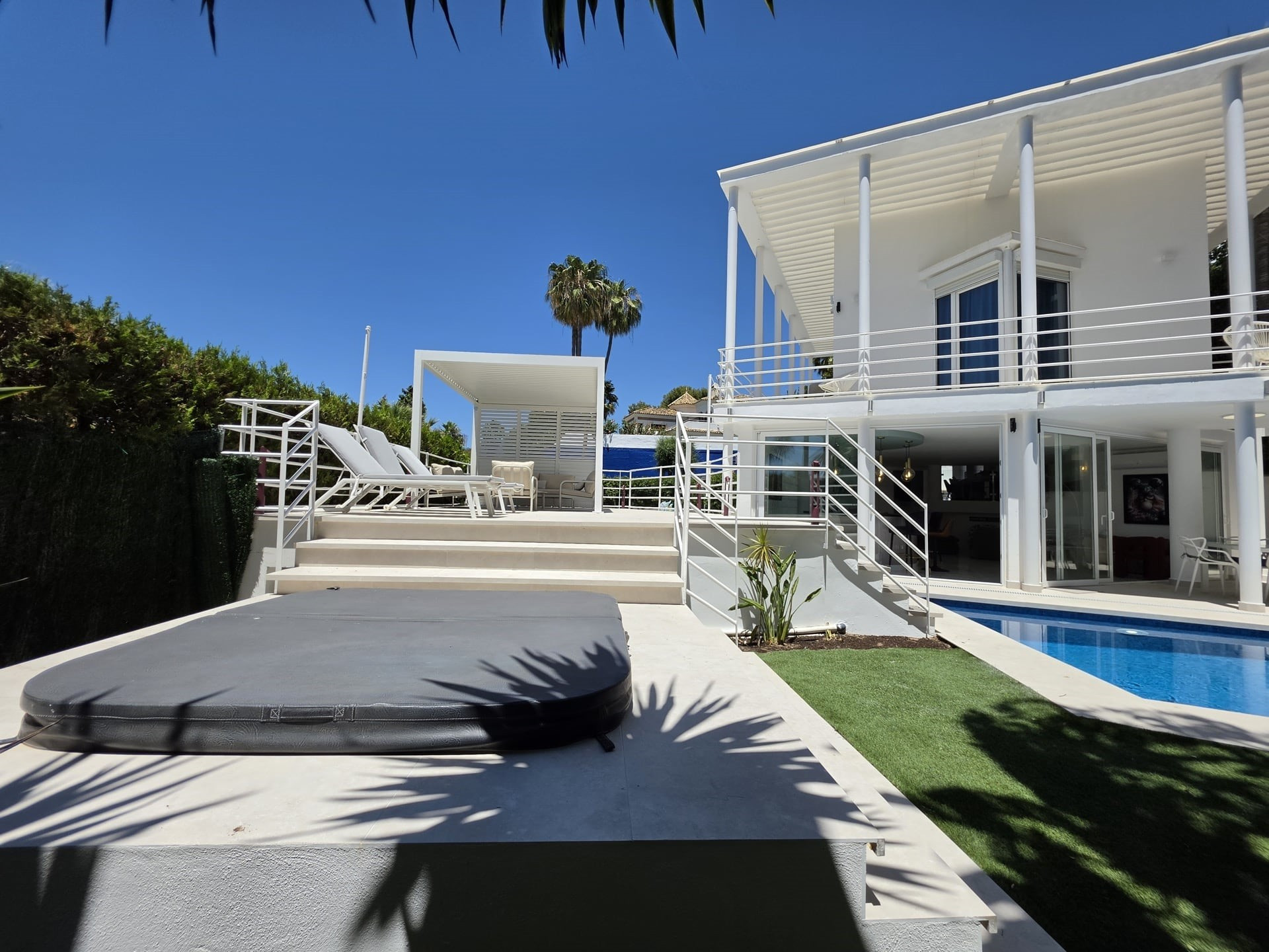 4 bedroom fully renovated contemporary villa in Nueva Andalucia