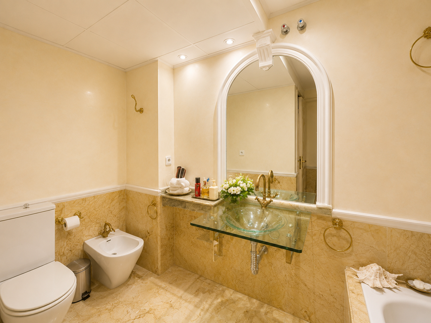 Frontline beach ground floor apartment in Playas del Duque, Puerto Banus