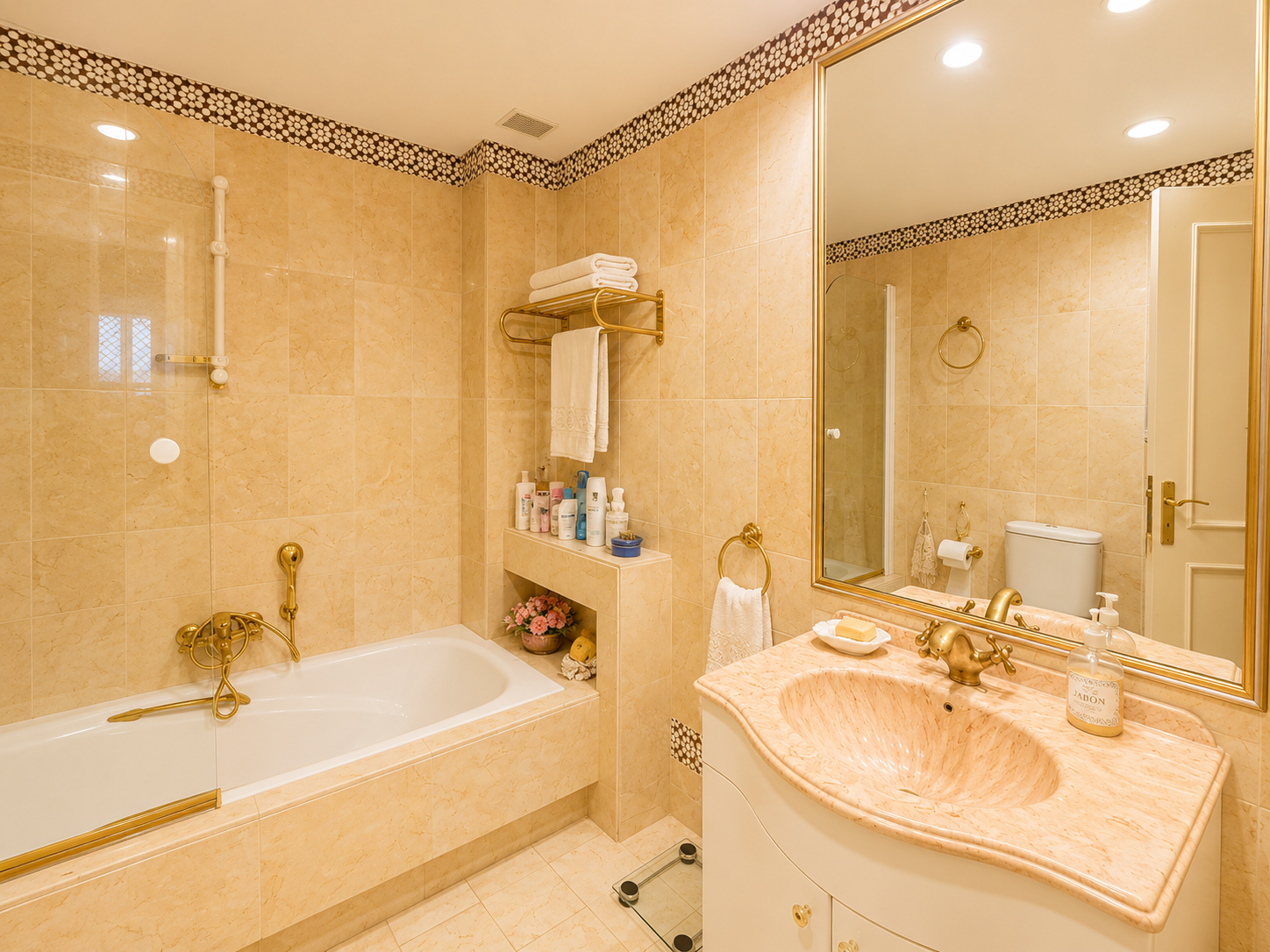 Frontline beach ground floor apartment in Playas del Duque, Puerto Banus