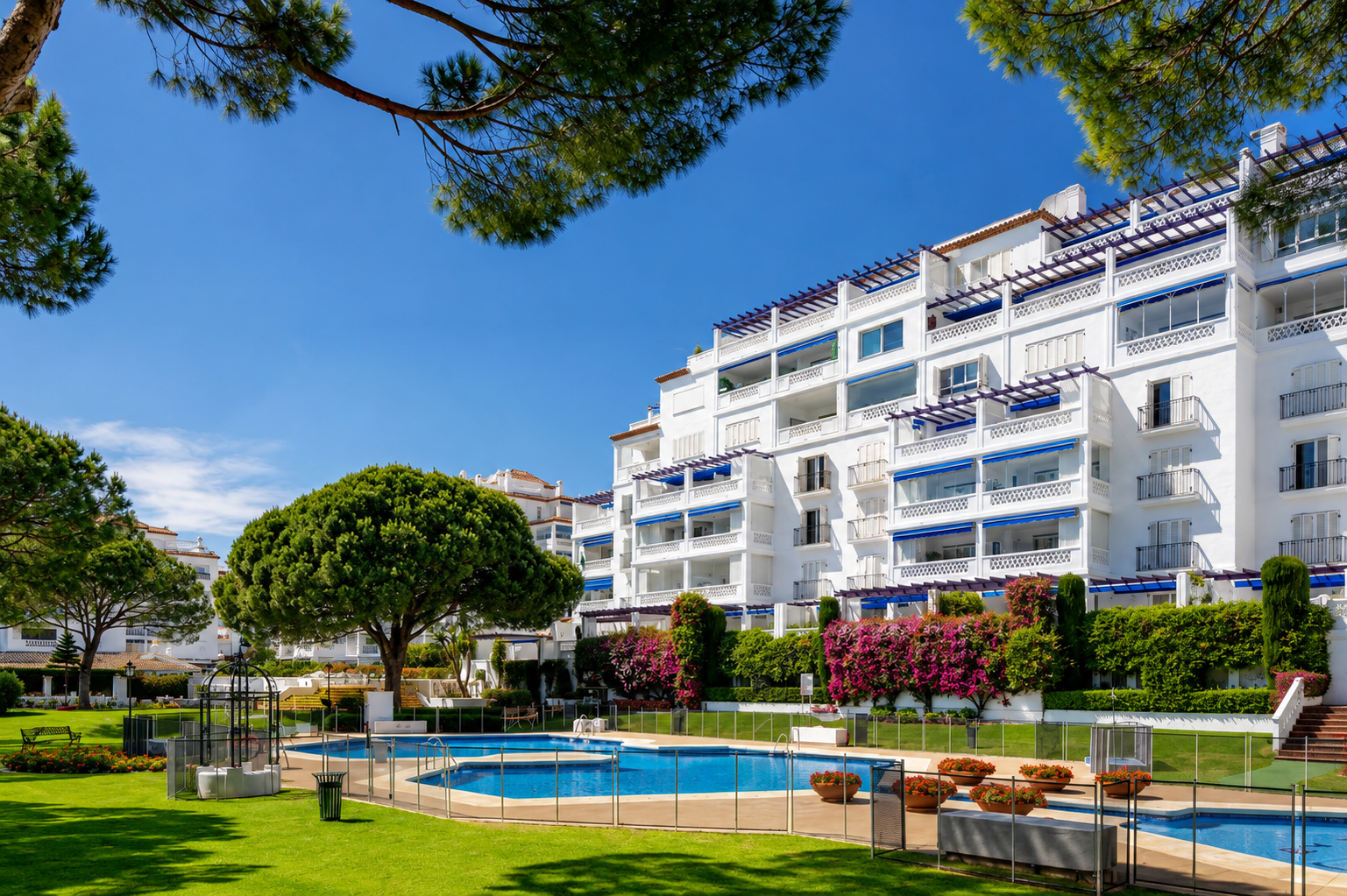 Frontline beach ground floor apartment in Playas del Duque, Puerto Banus