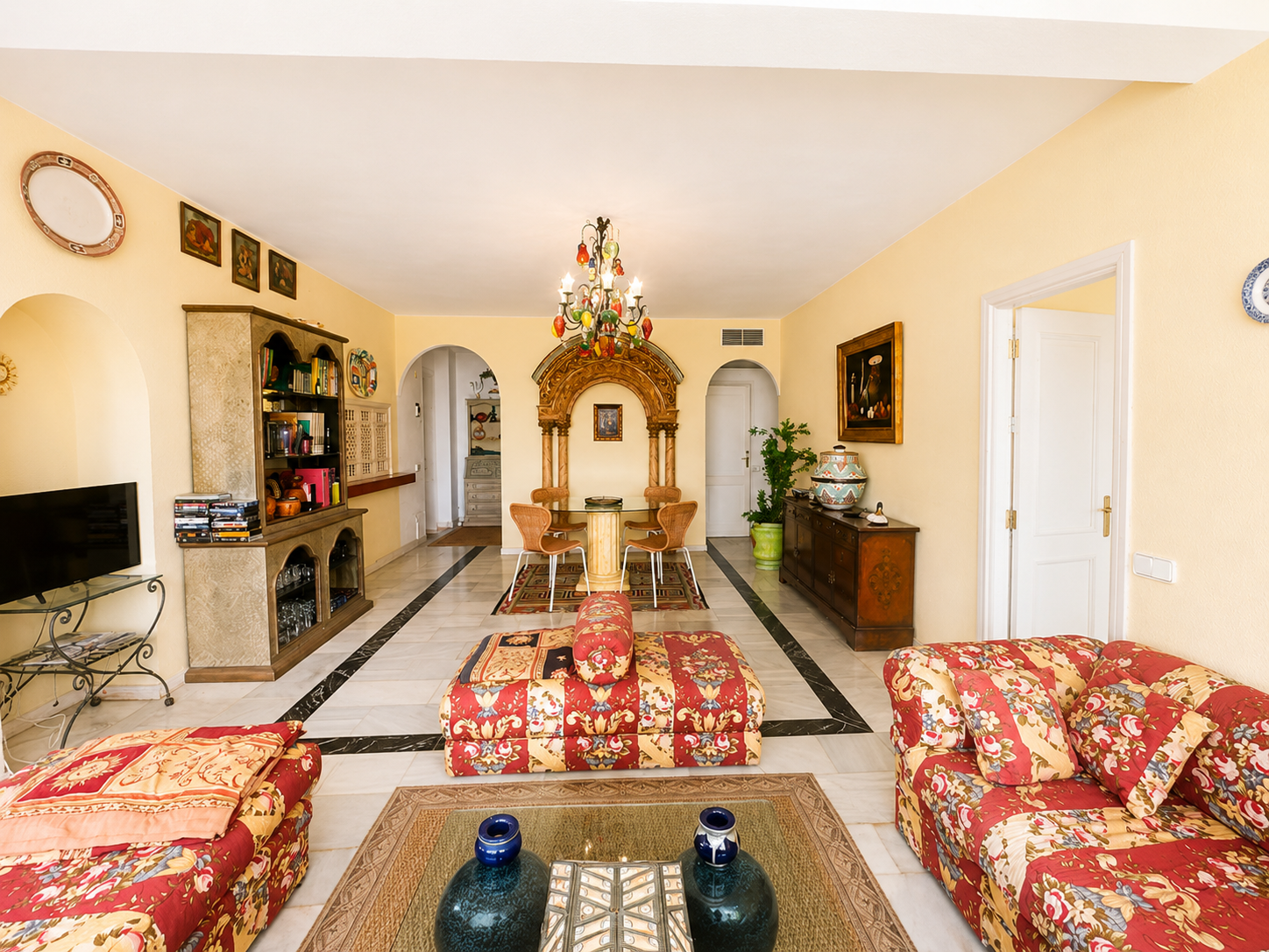 Frontline beach ground floor apartment in Playas del Duque, Puerto Banus