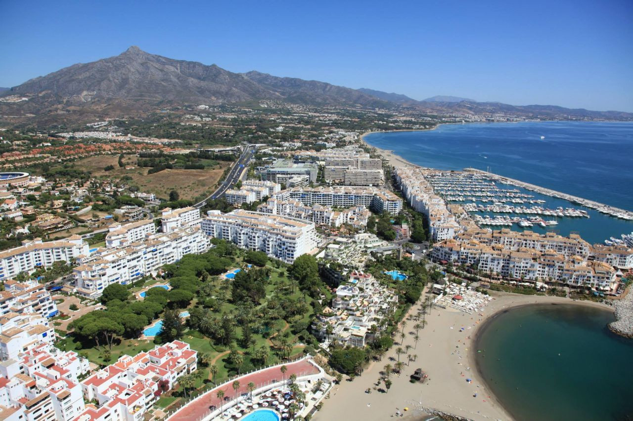 Frontline beach ground floor apartment in Playas del Duque, Puerto Banus