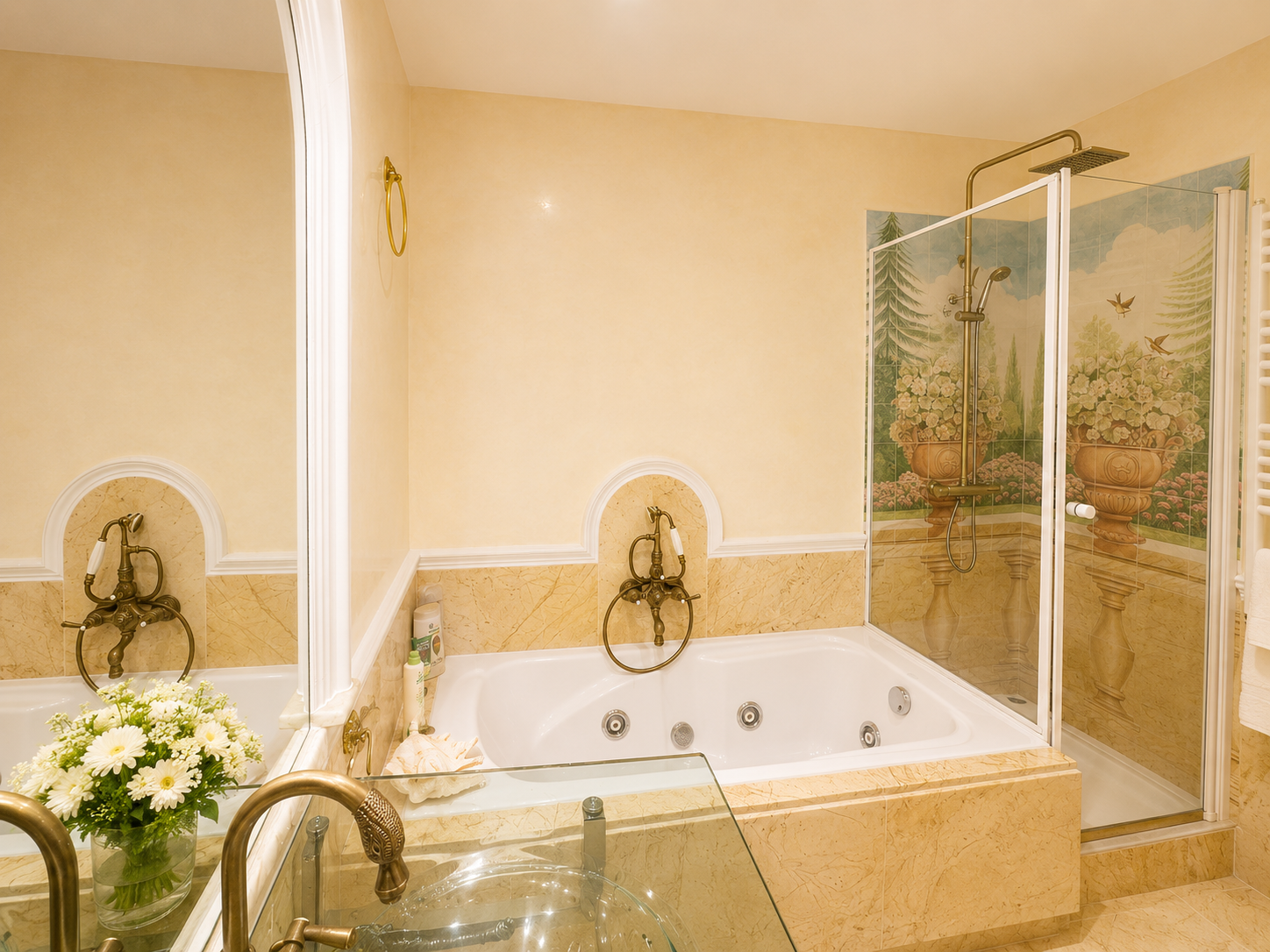 Frontline beach ground floor apartment in Playas del Duque, Puerto Banus