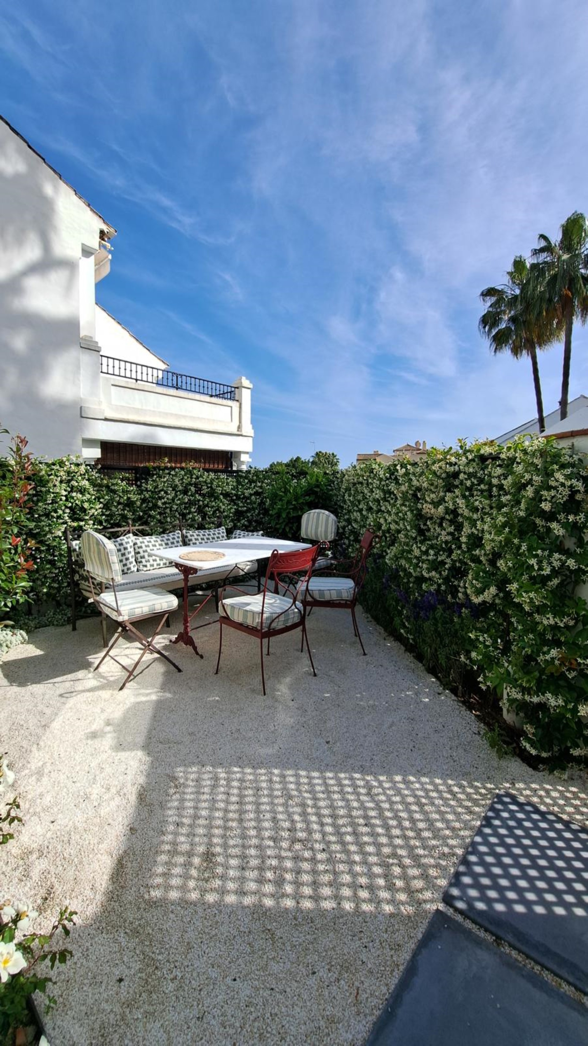 Sophisticated 3 bedroom townhouse in Montepiedra, Marbellas Golden Mile