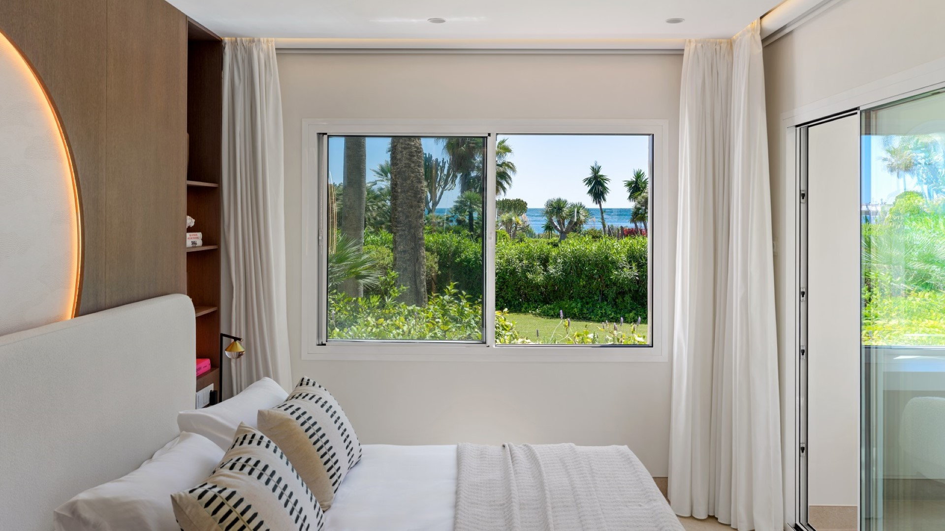 3 bedroom ground floor beachfront apartment in Costalita, Estepona