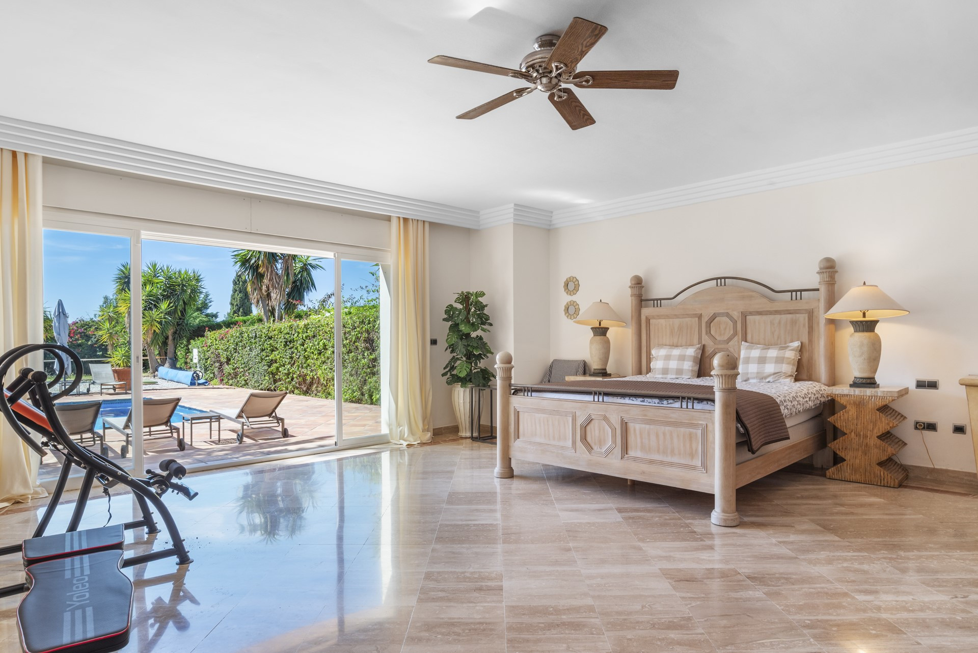 South-facing luxury villa in El Capitan with panoramic sea views