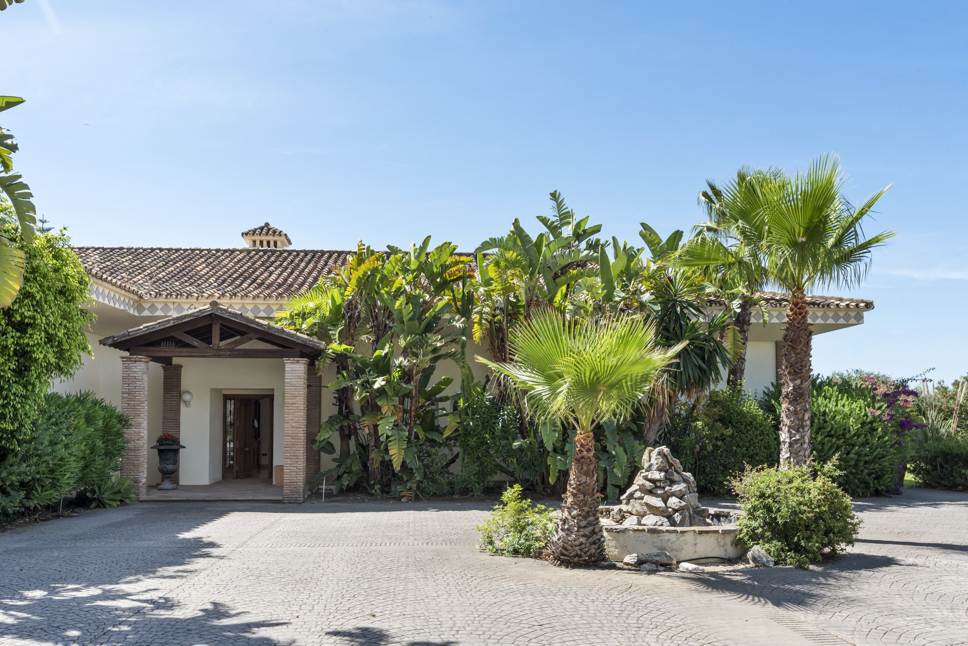 South-facing luxury villa in El Capitan with panoramic sea views