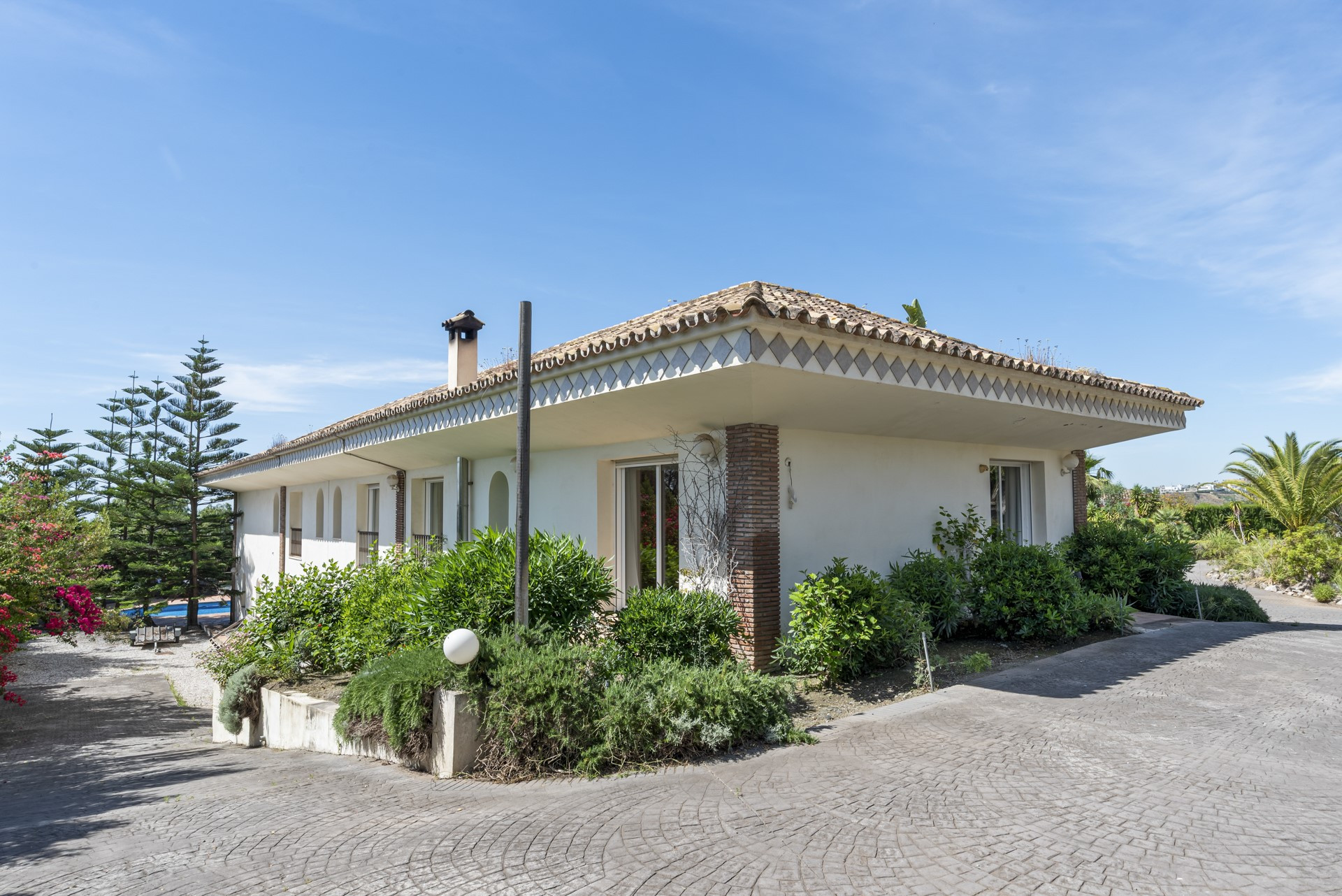 South-facing luxury villa in El Capitan with panoramic sea views