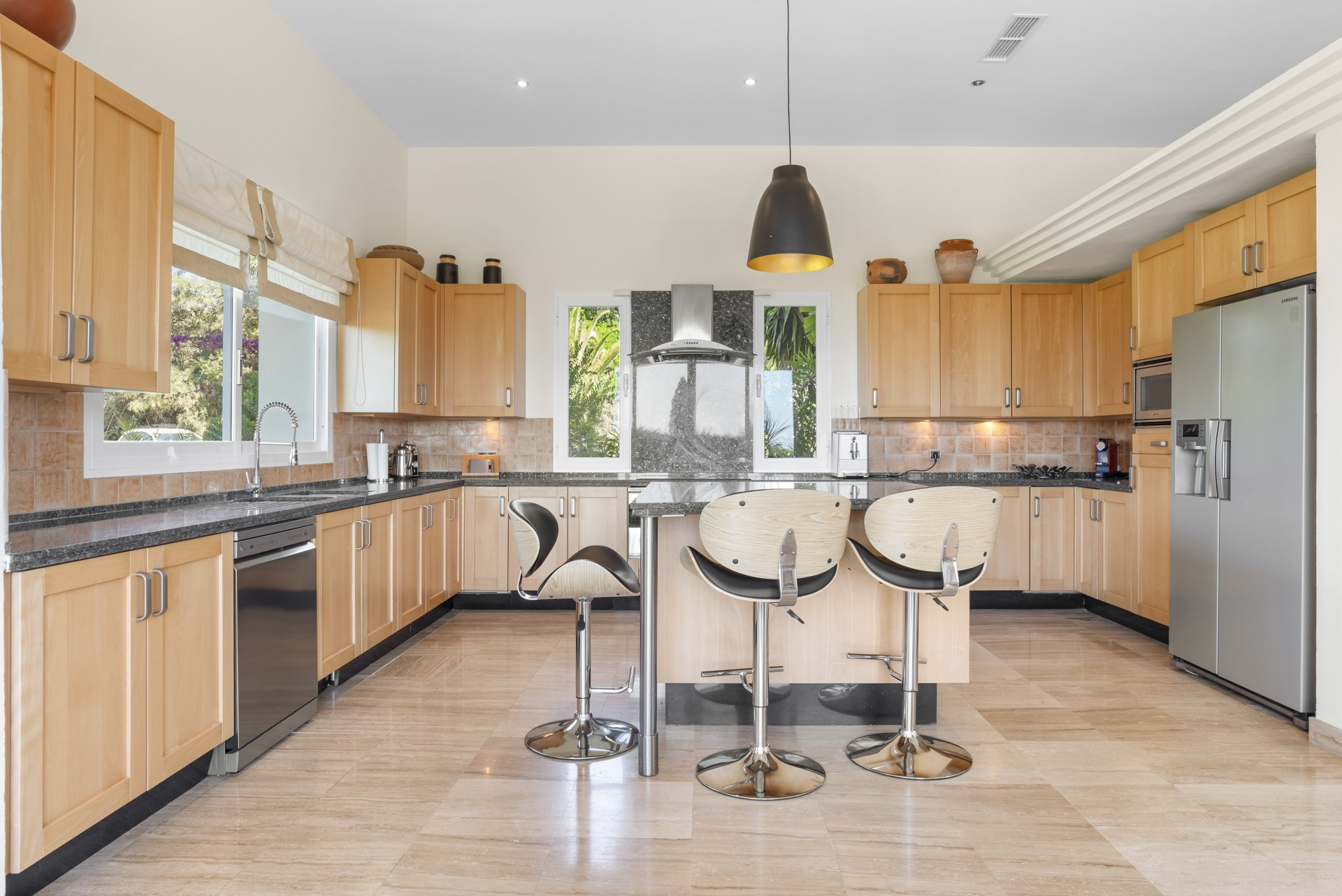 South-facing luxury villa in El Capitan with panoramic sea views