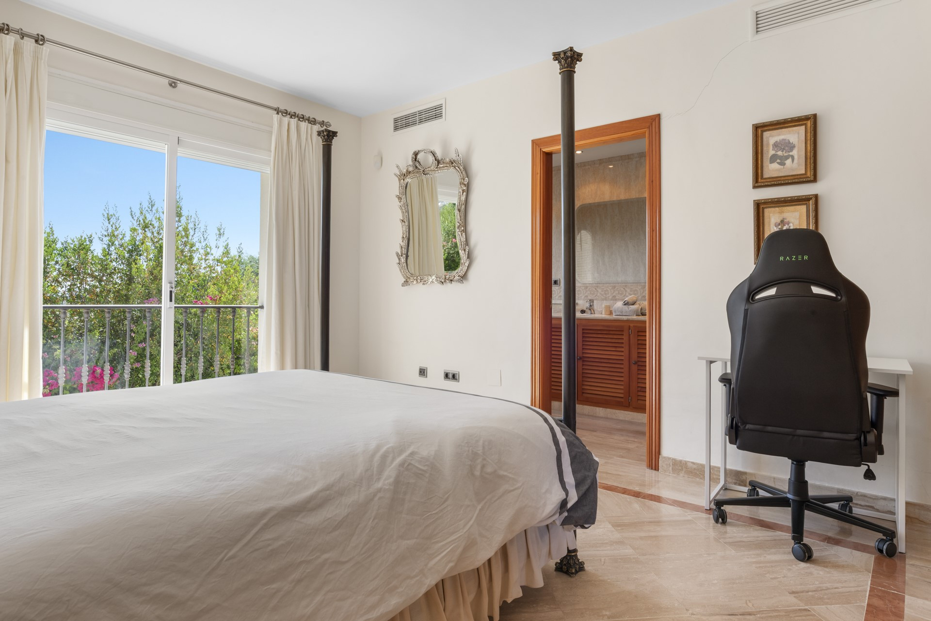 South-facing luxury villa in El Capitan with panoramic sea views