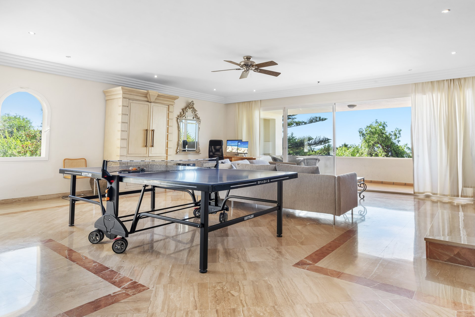 South-facing luxury villa in El Capitan with panoramic sea views