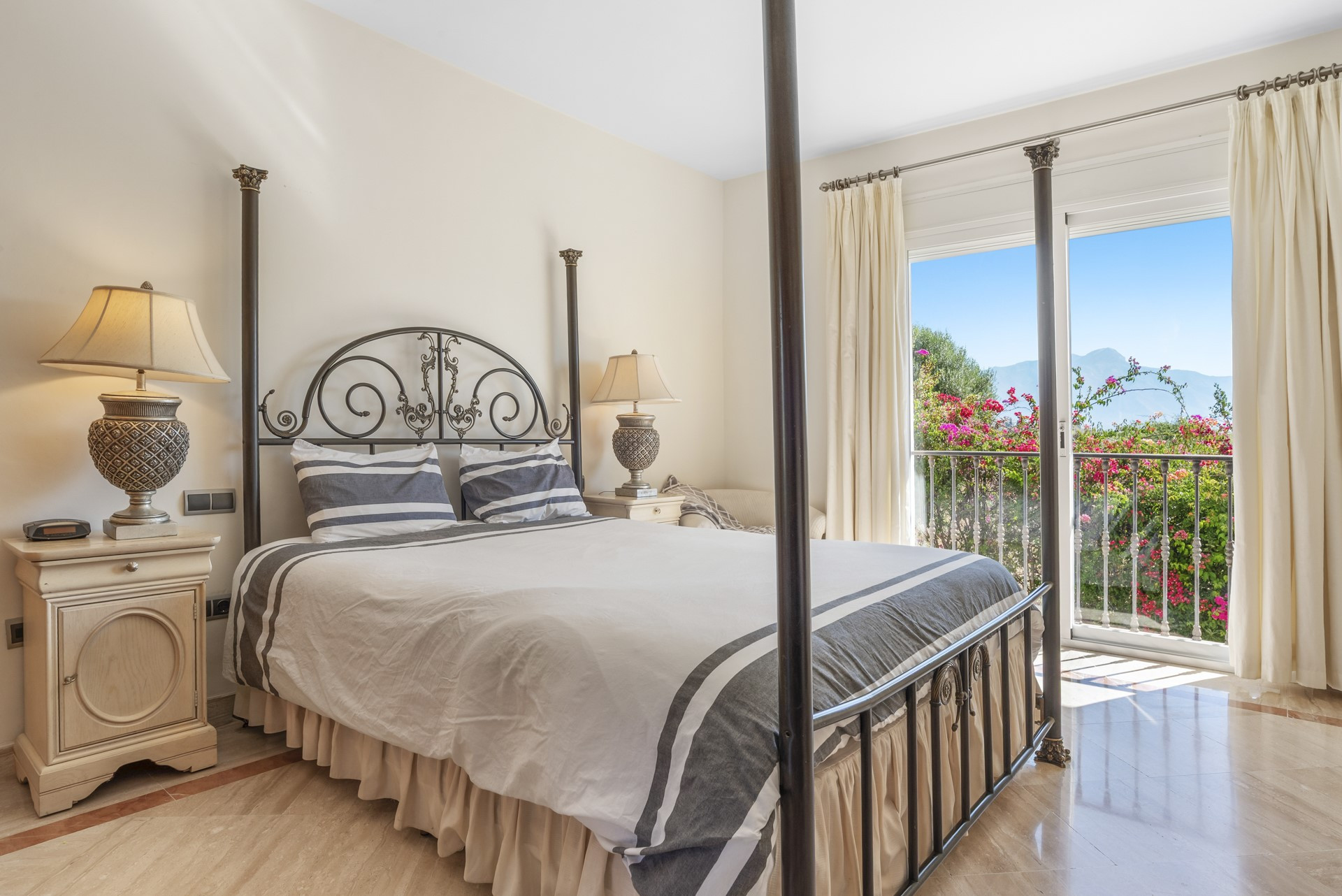 South-facing luxury villa in El Capitan with panoramic sea views