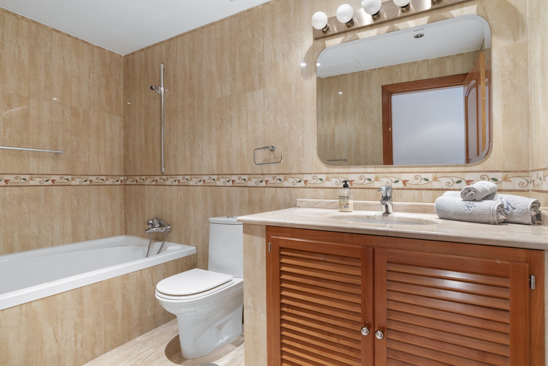 South-facing luxury villa in El Capitan with panoramic sea views
