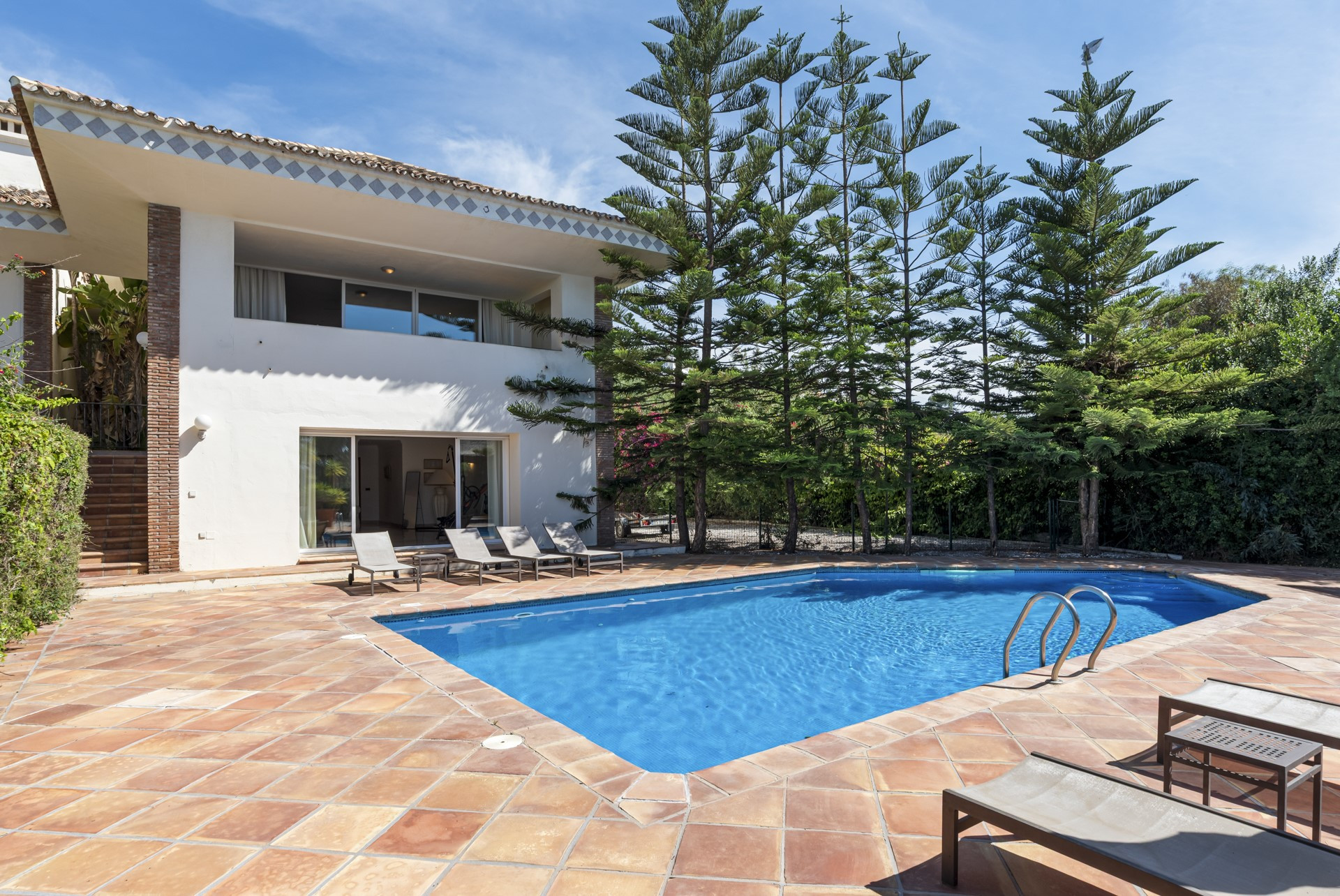 South-facing luxury villa in El Capitan with panoramic sea views